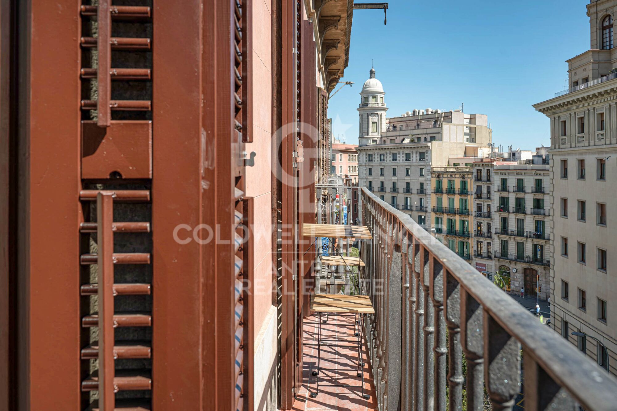 Upper-floor apartment for sale on Balmes Street