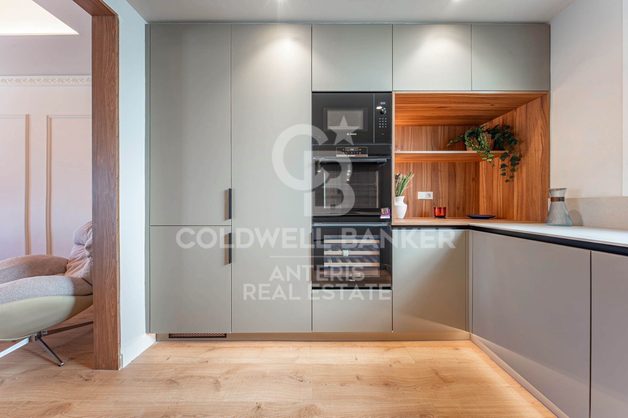 Upper-floor apartment for sale on Balmes Street