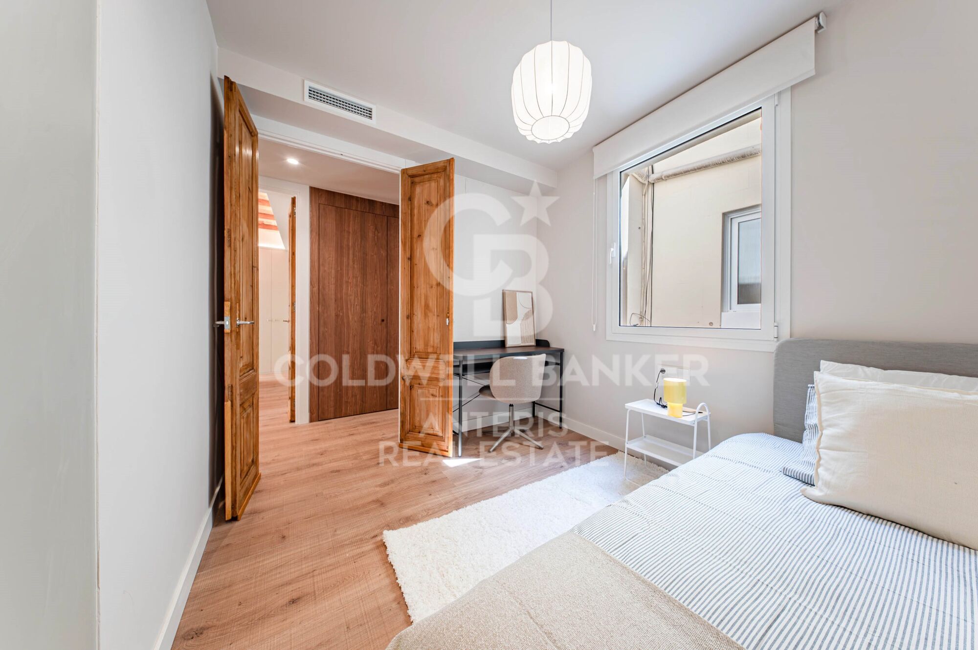 Upper-floor apartment for sale on Balmes Street