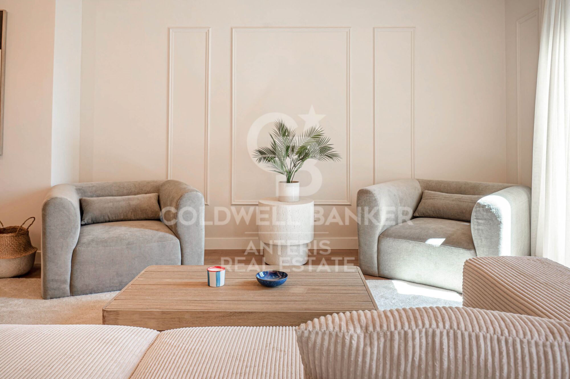 Upper-floor apartment for sale on Balmes Street