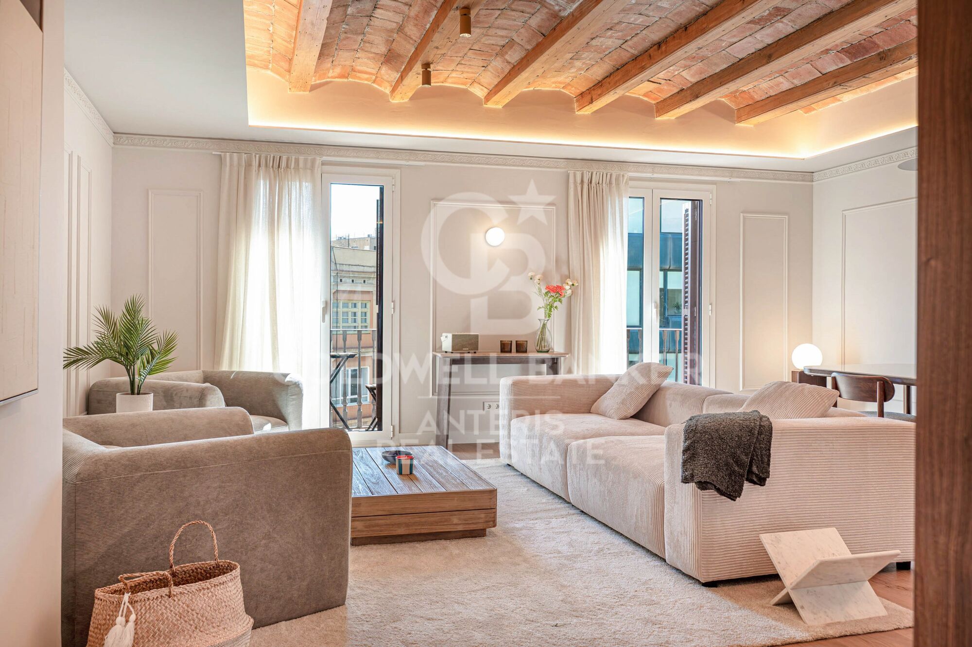 Upper-floor apartment for sale on Balmes Street