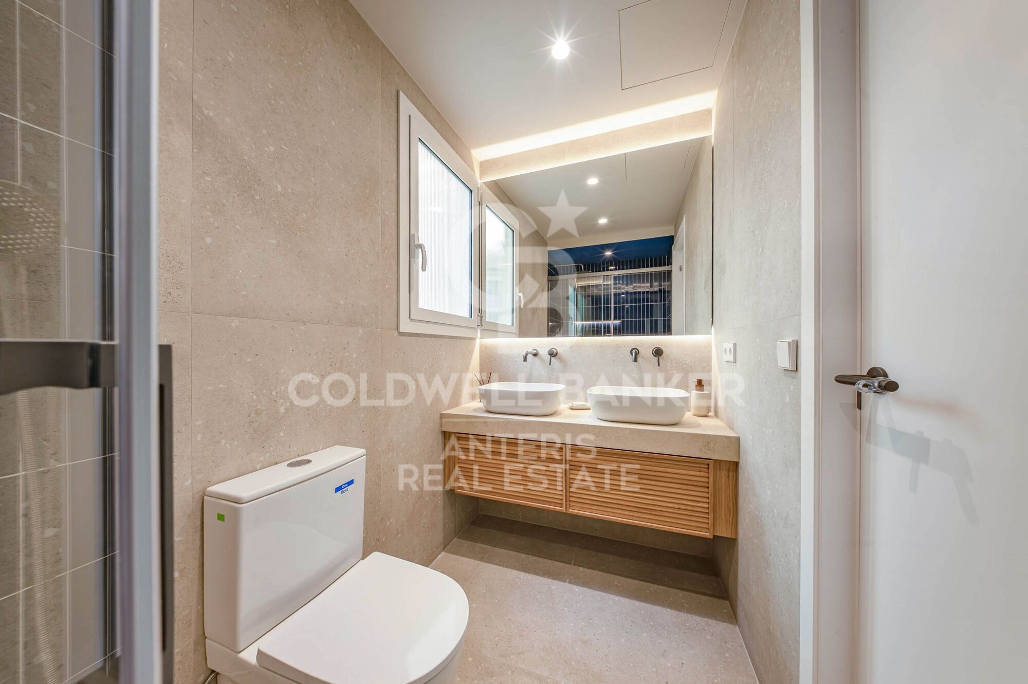 Upper-floor apartment for sale on Balmes Street