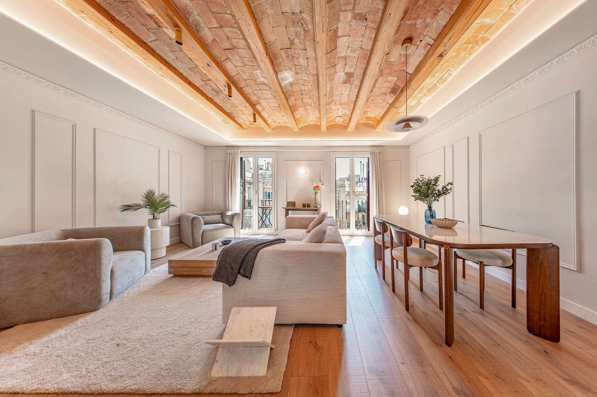Upper-floor apartment for sale on Balmes Street