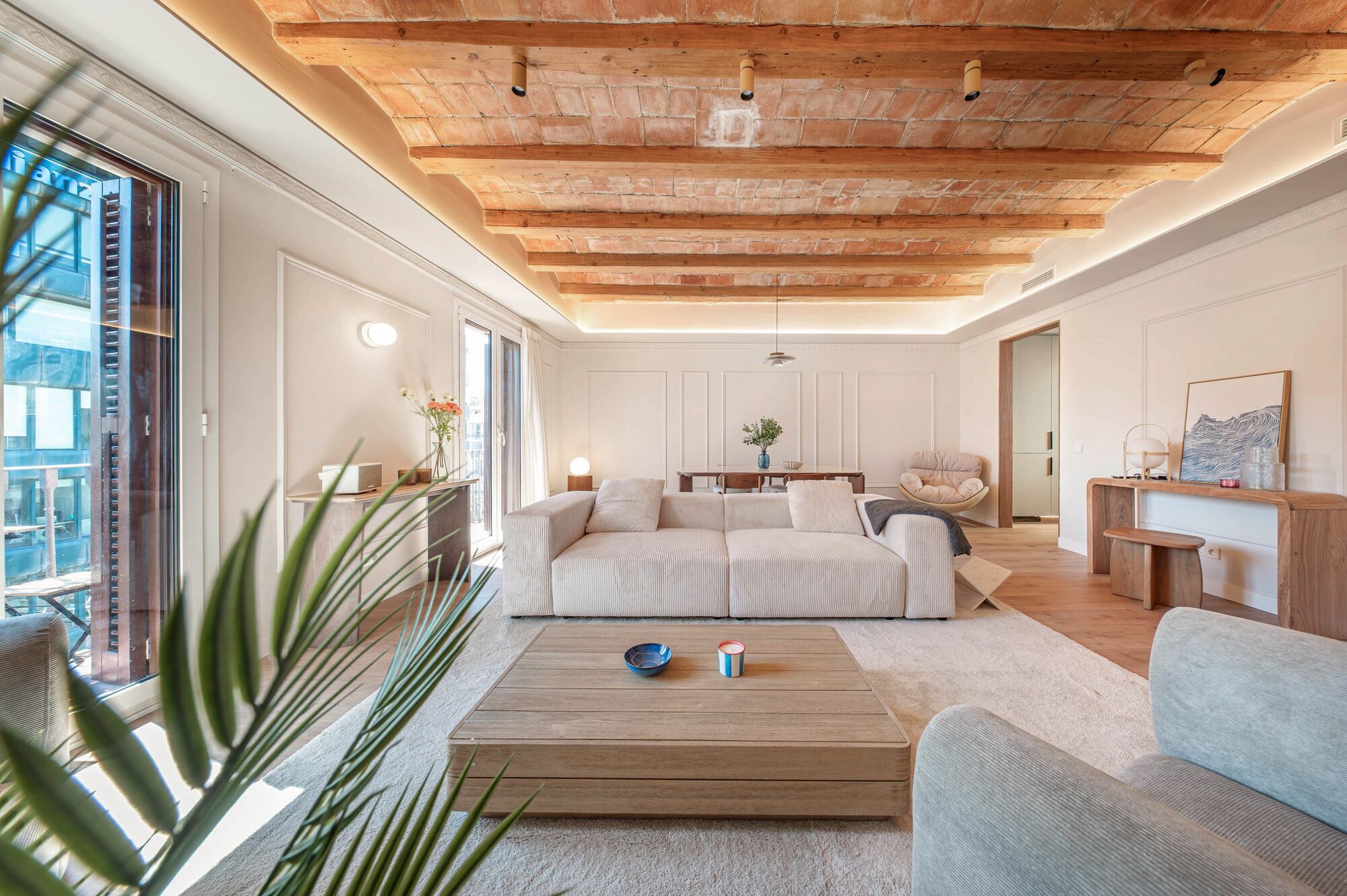 Upper-floor apartment for sale on Balmes Street