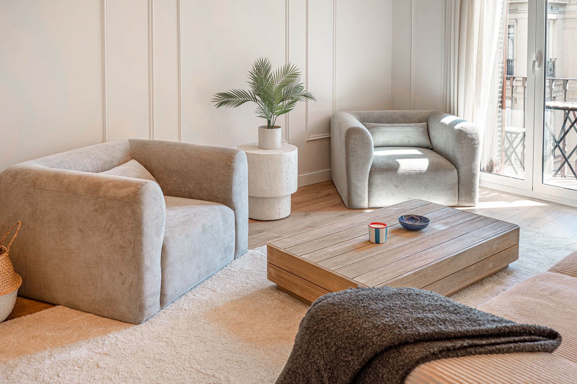 Upper-floor apartment for sale on Balmes Street