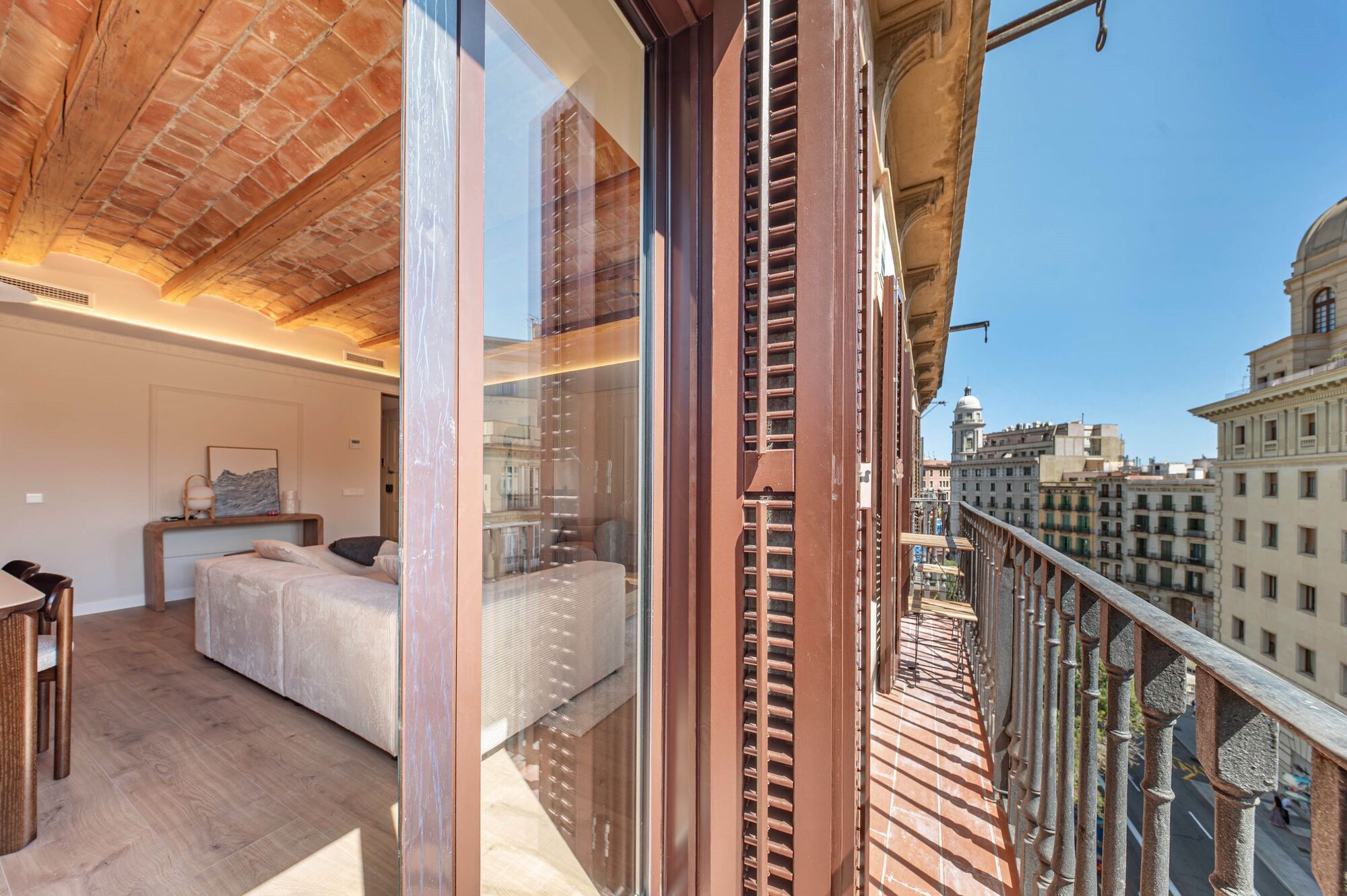 Upper-floor apartment for sale on Balmes Street