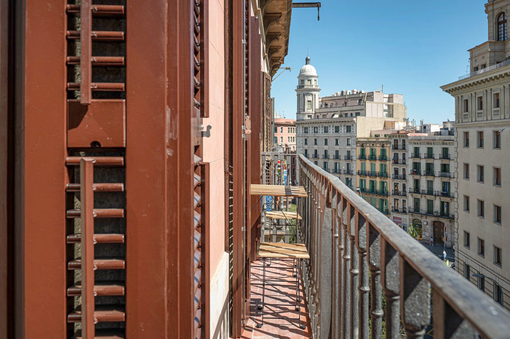 Upper-floor apartment for sale on Balmes Street