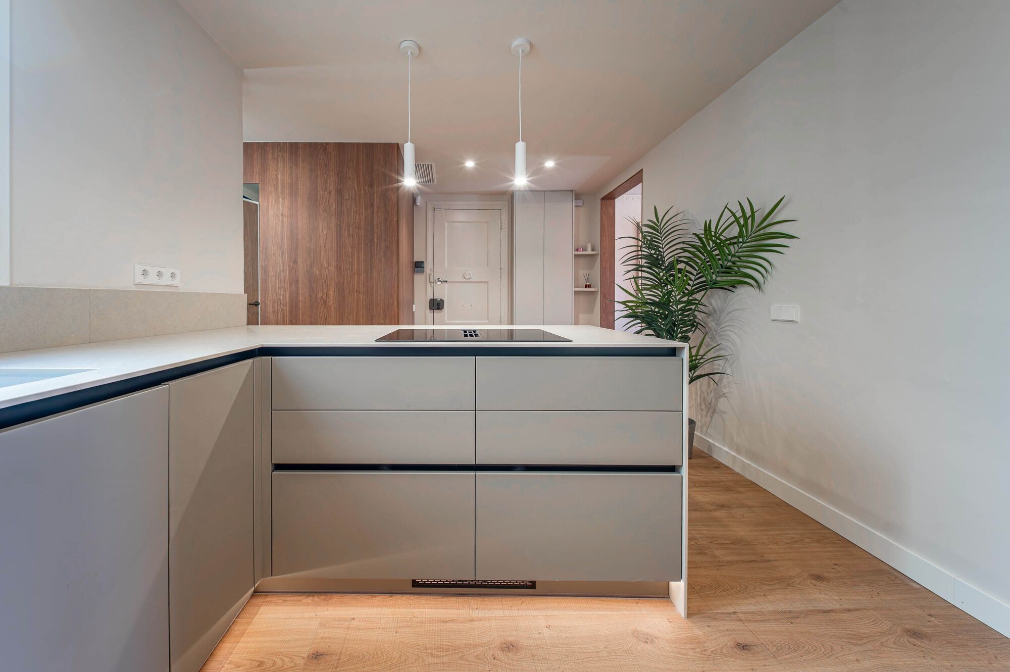 Upper-floor apartment for sale on Balmes Street