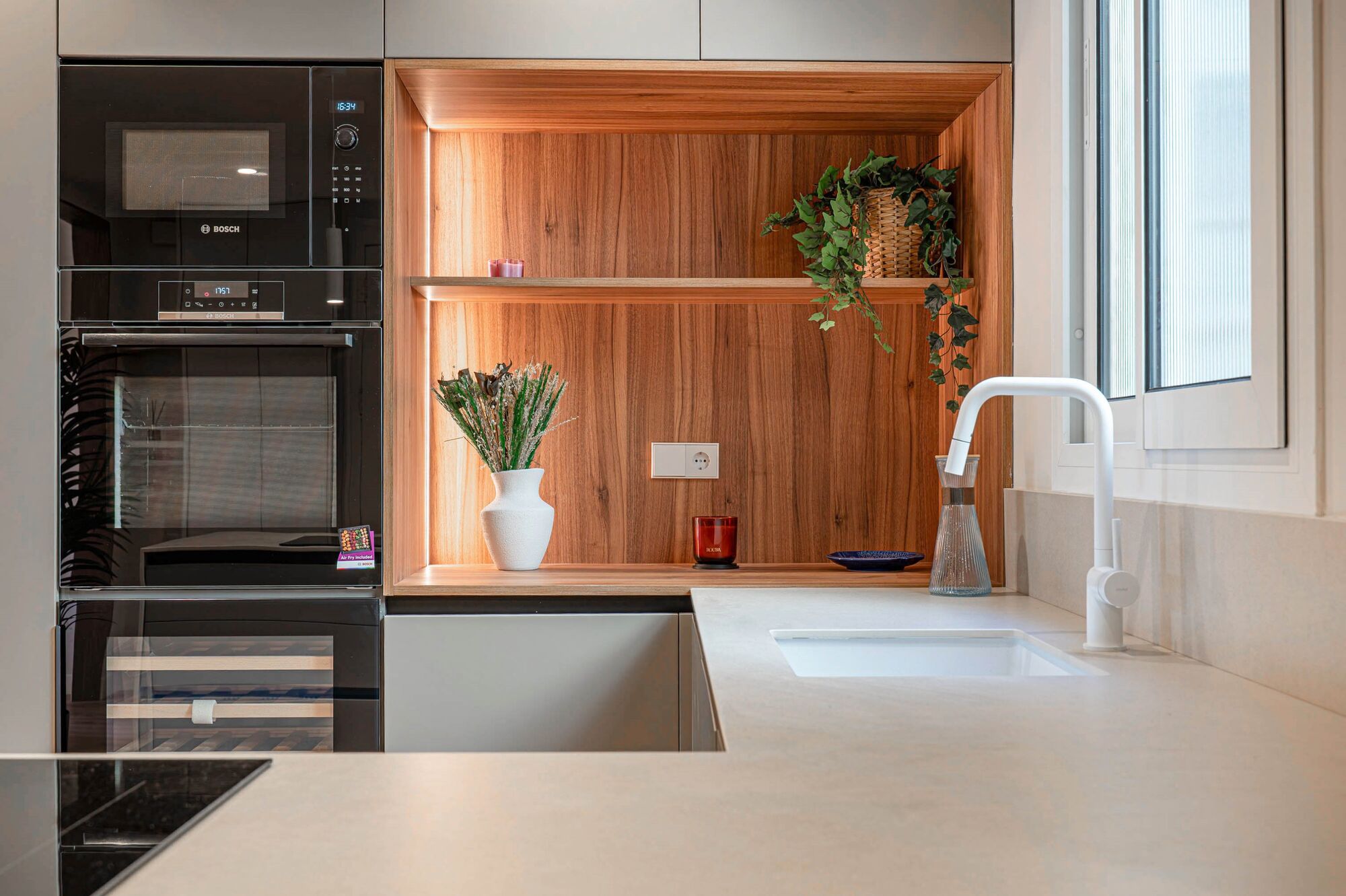 Upper-floor apartment for sale on Balmes Street