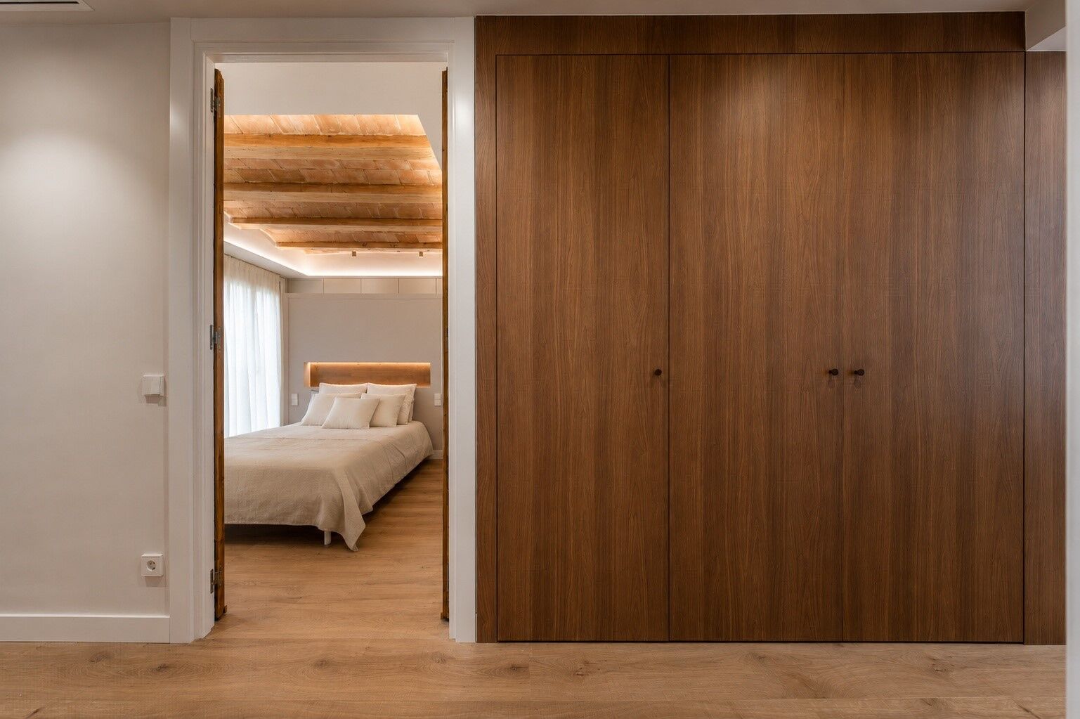 Upper-floor apartment for sale on Balmes Street
