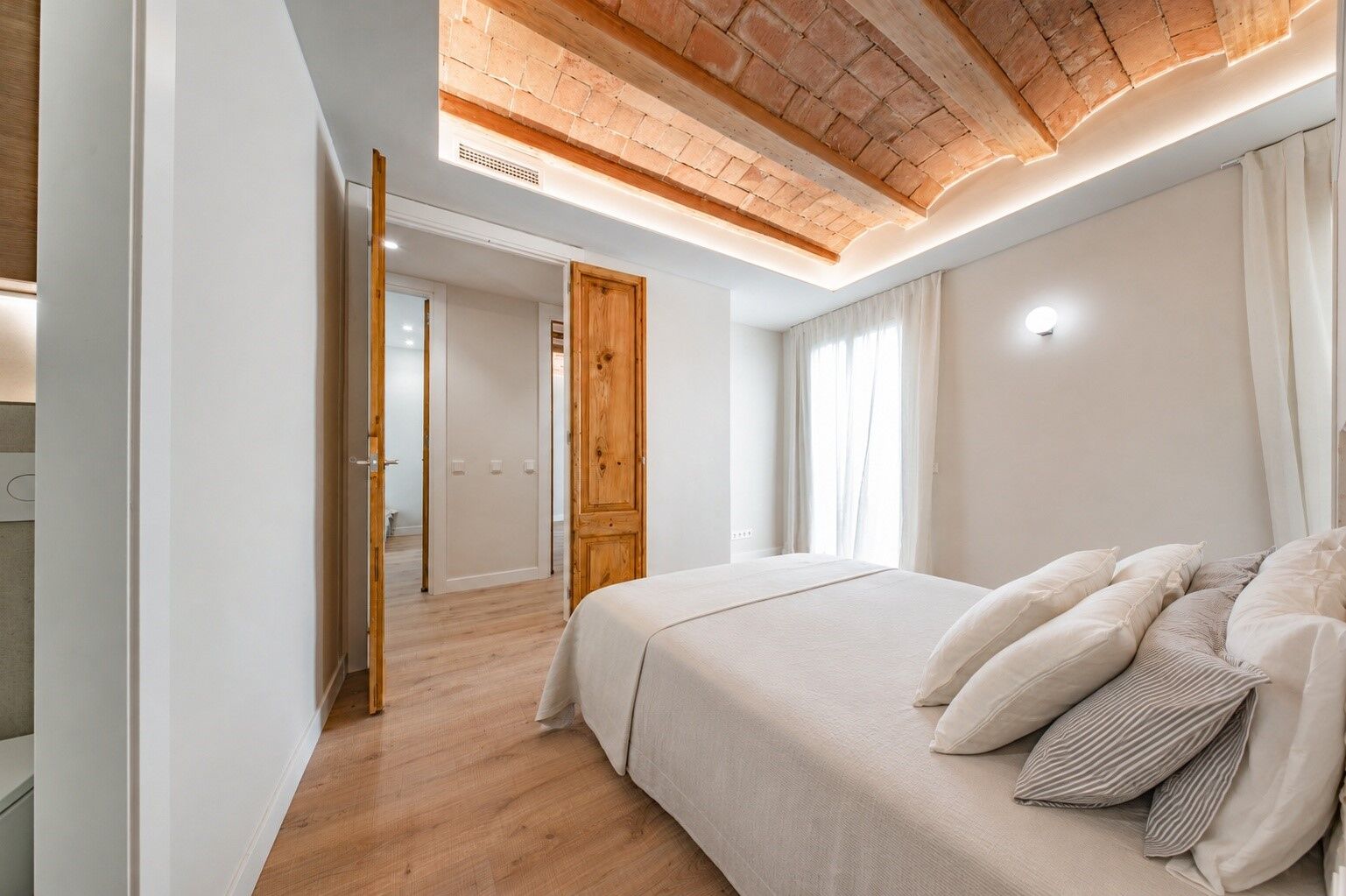 Upper-floor apartment for sale on Balmes Street