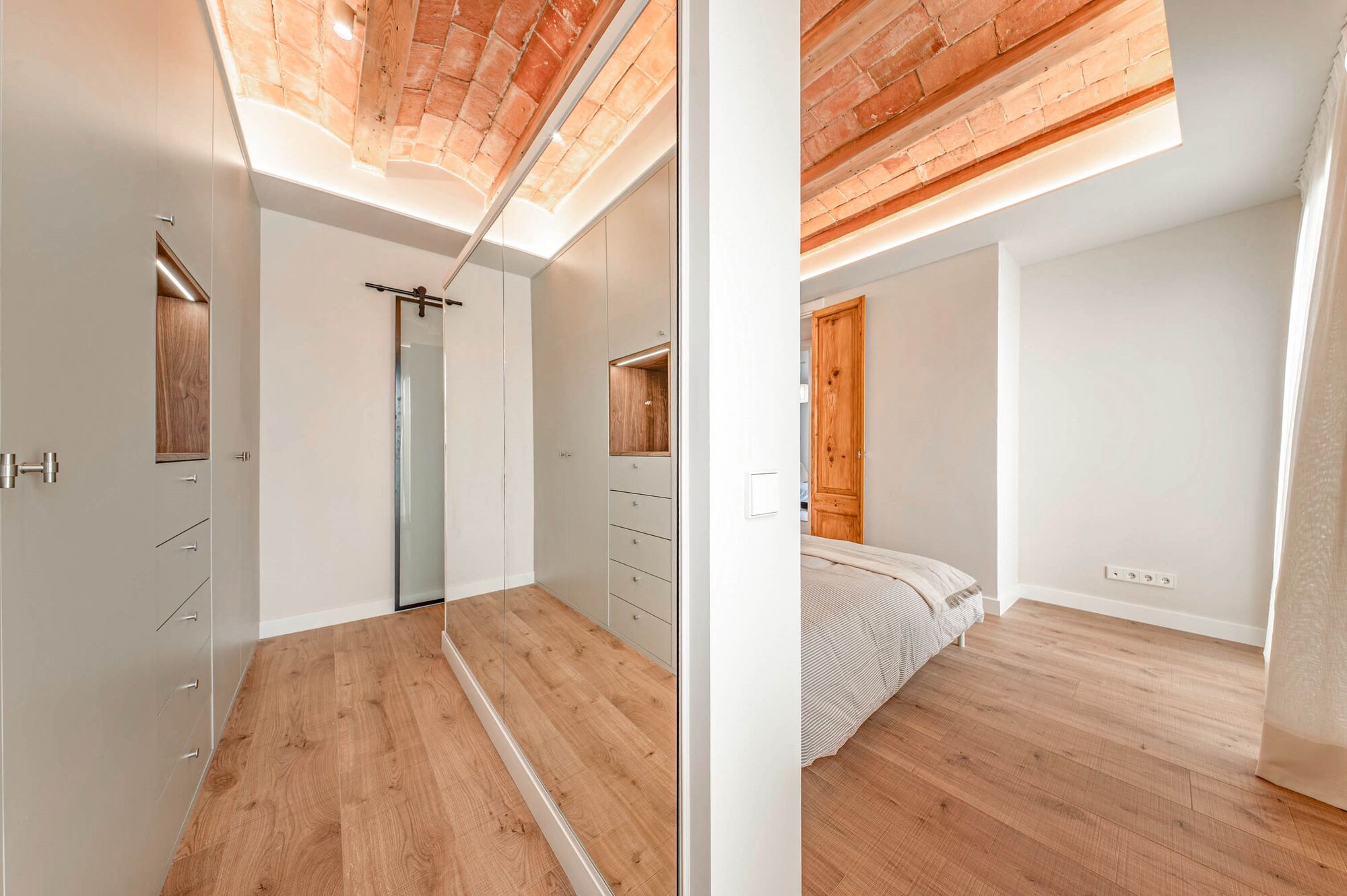 Upper-floor apartment for sale on Balmes Street