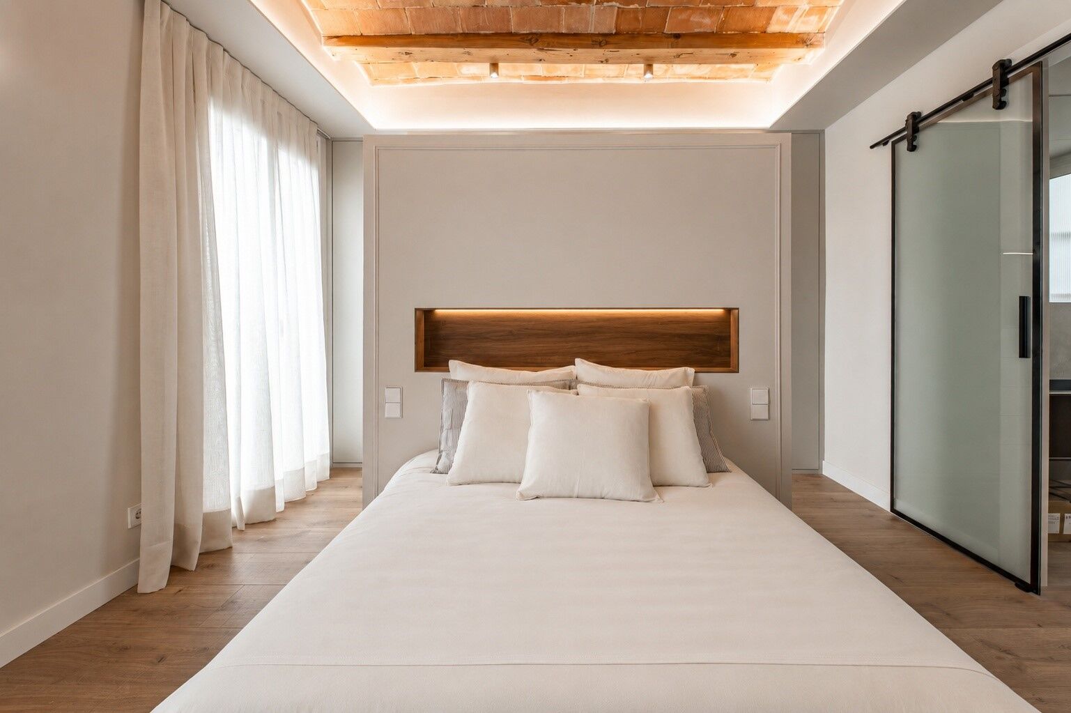 Upper-floor apartment for sale on Balmes Street