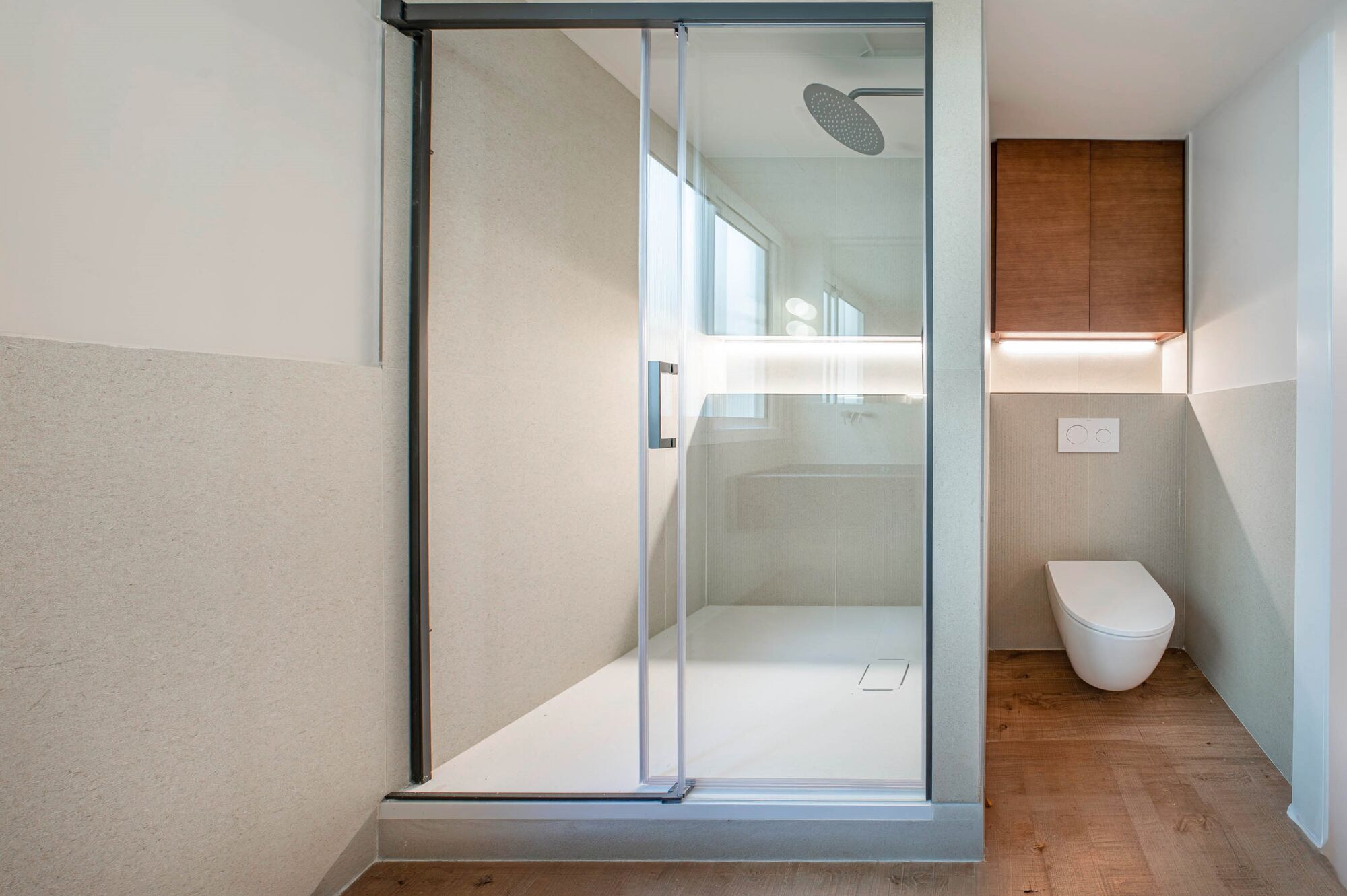 Upper-floor apartment for sale on Balmes Street