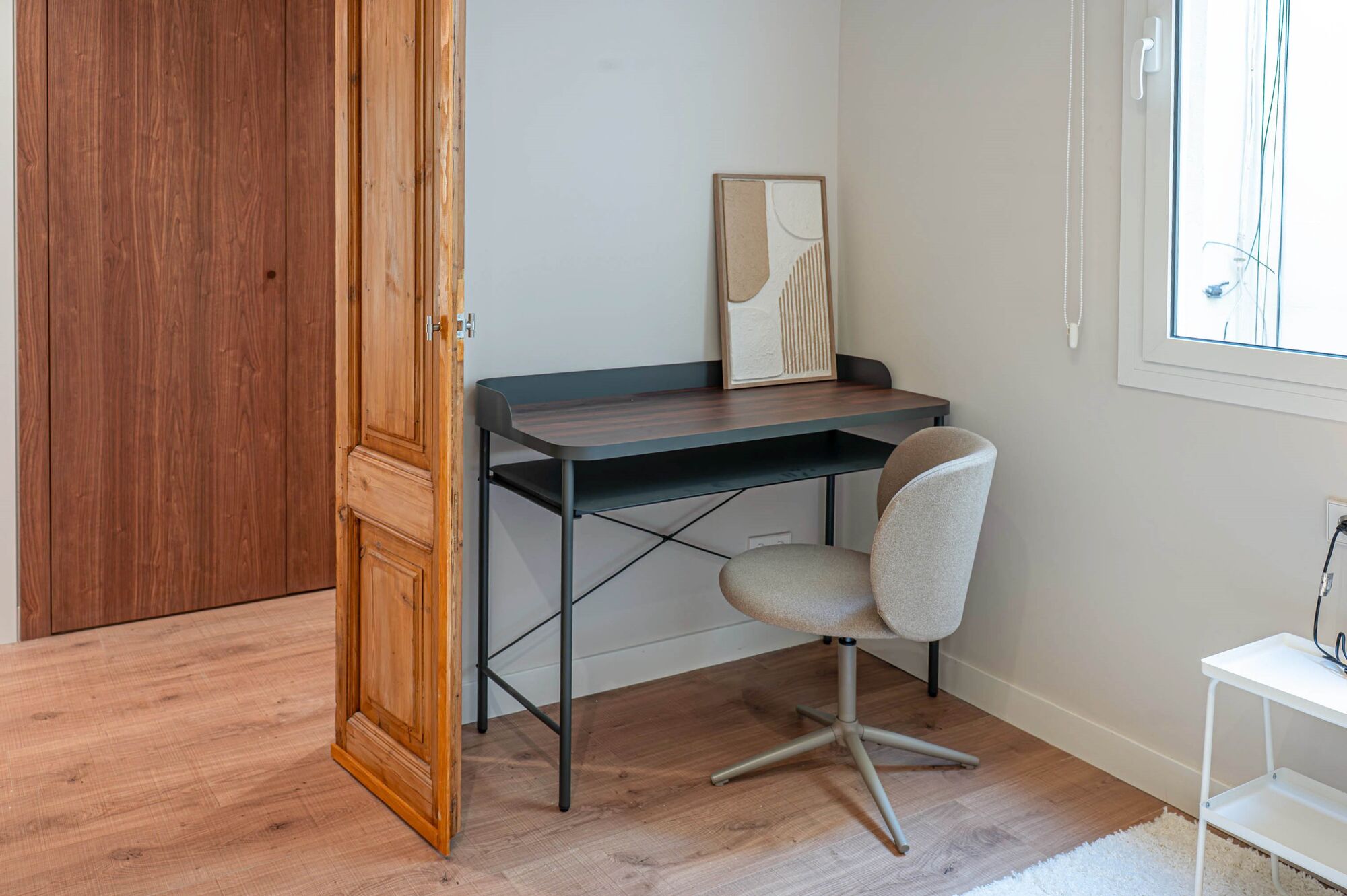 Upper-floor apartment for sale on Balmes Street