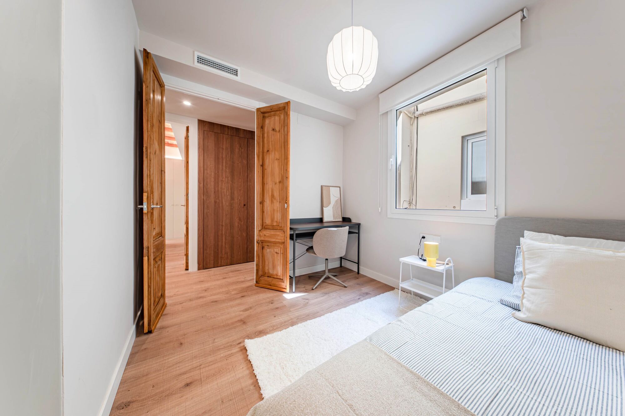 Upper-floor apartment for sale on Balmes Street