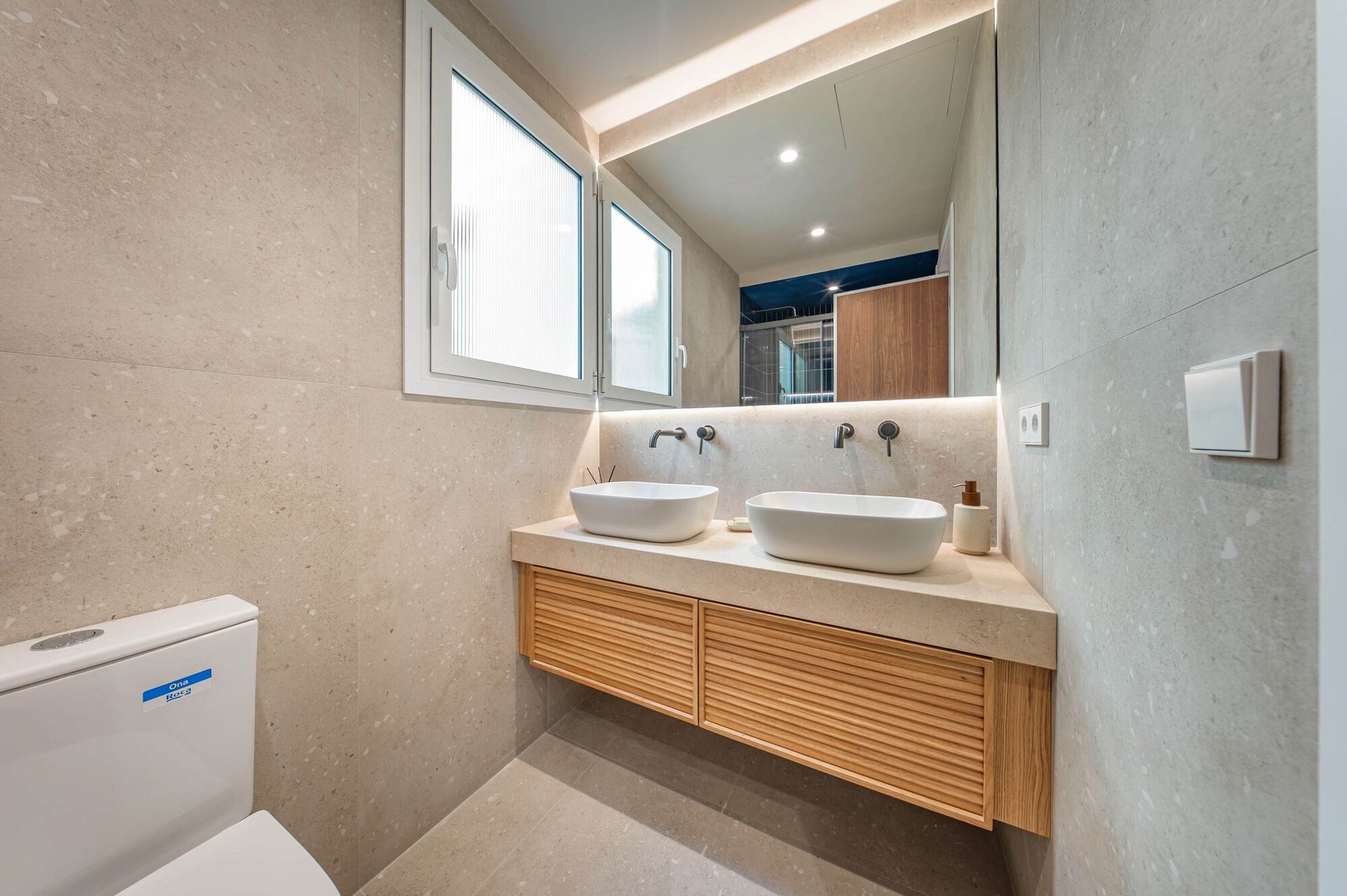 Upper-floor apartment for sale on Balmes Street