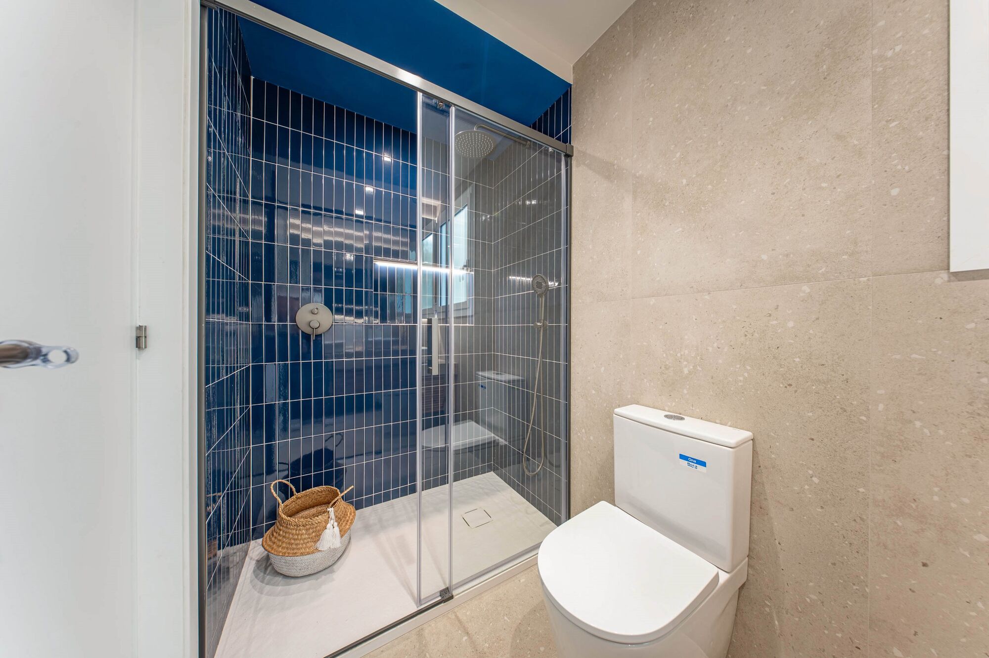 Upper-floor apartment for sale on Balmes Street