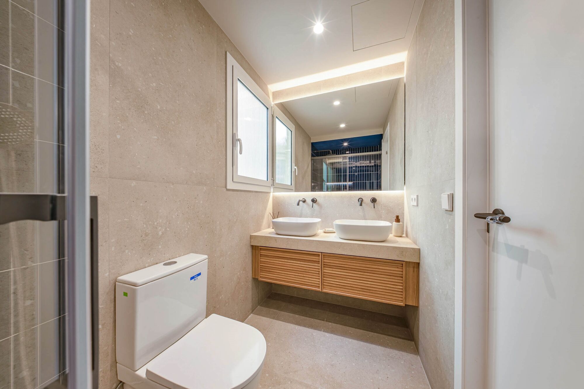Upper-floor apartment for sale on Balmes Street