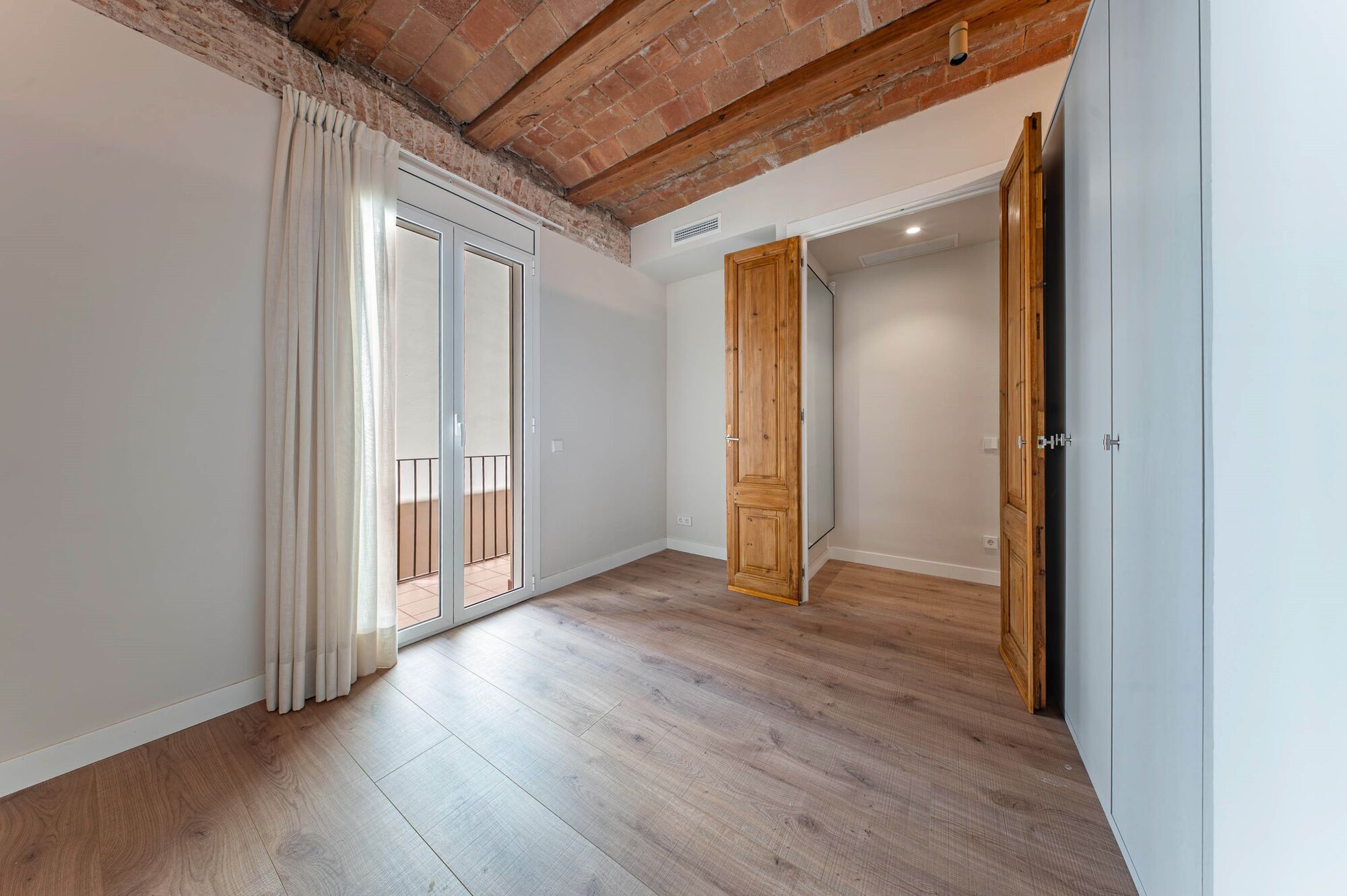 Upper-floor apartment for sale on Balmes Street