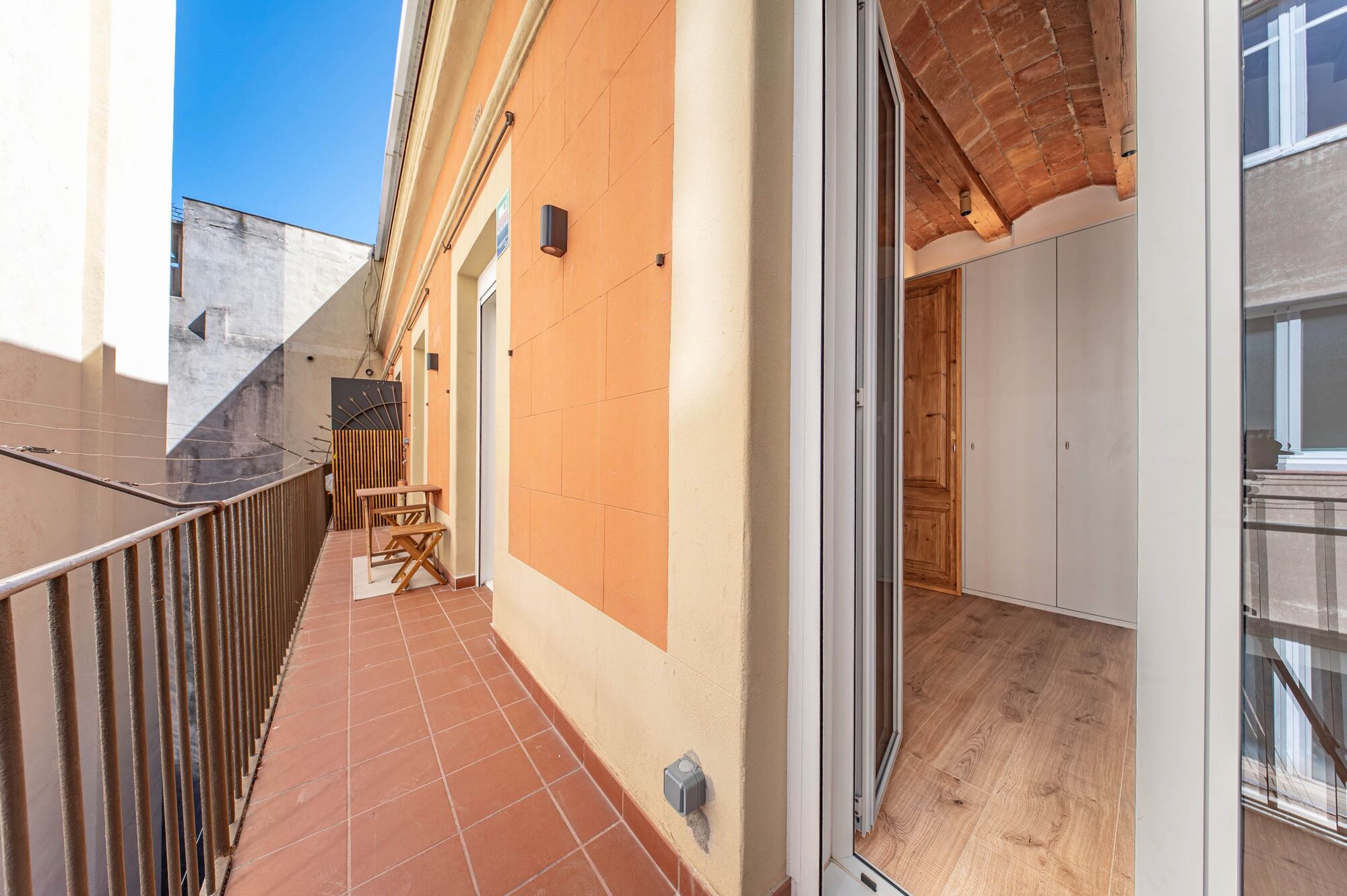 Upper-floor apartment for sale on Balmes Street