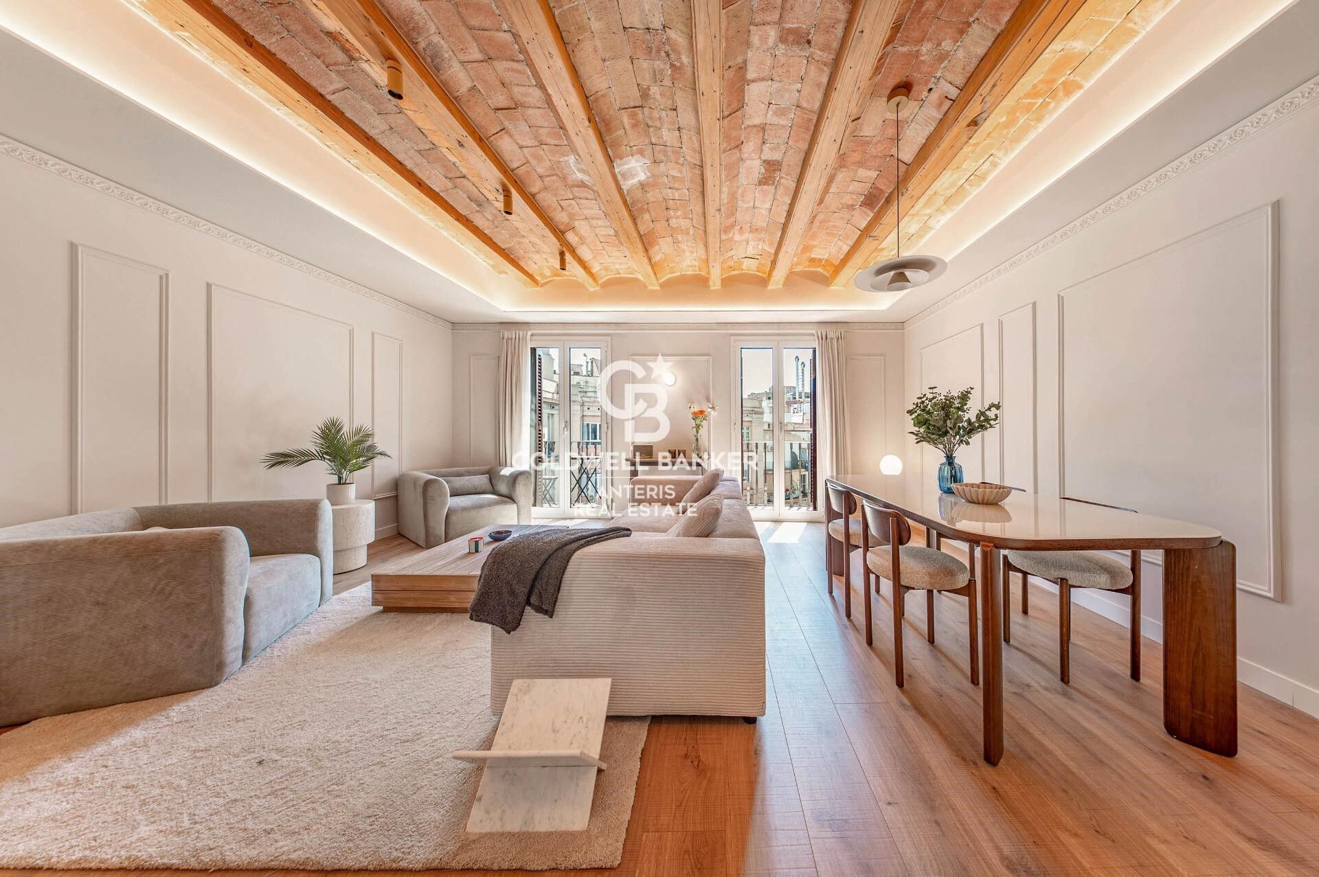 Upper-floor apartment for sale on Balmes Street