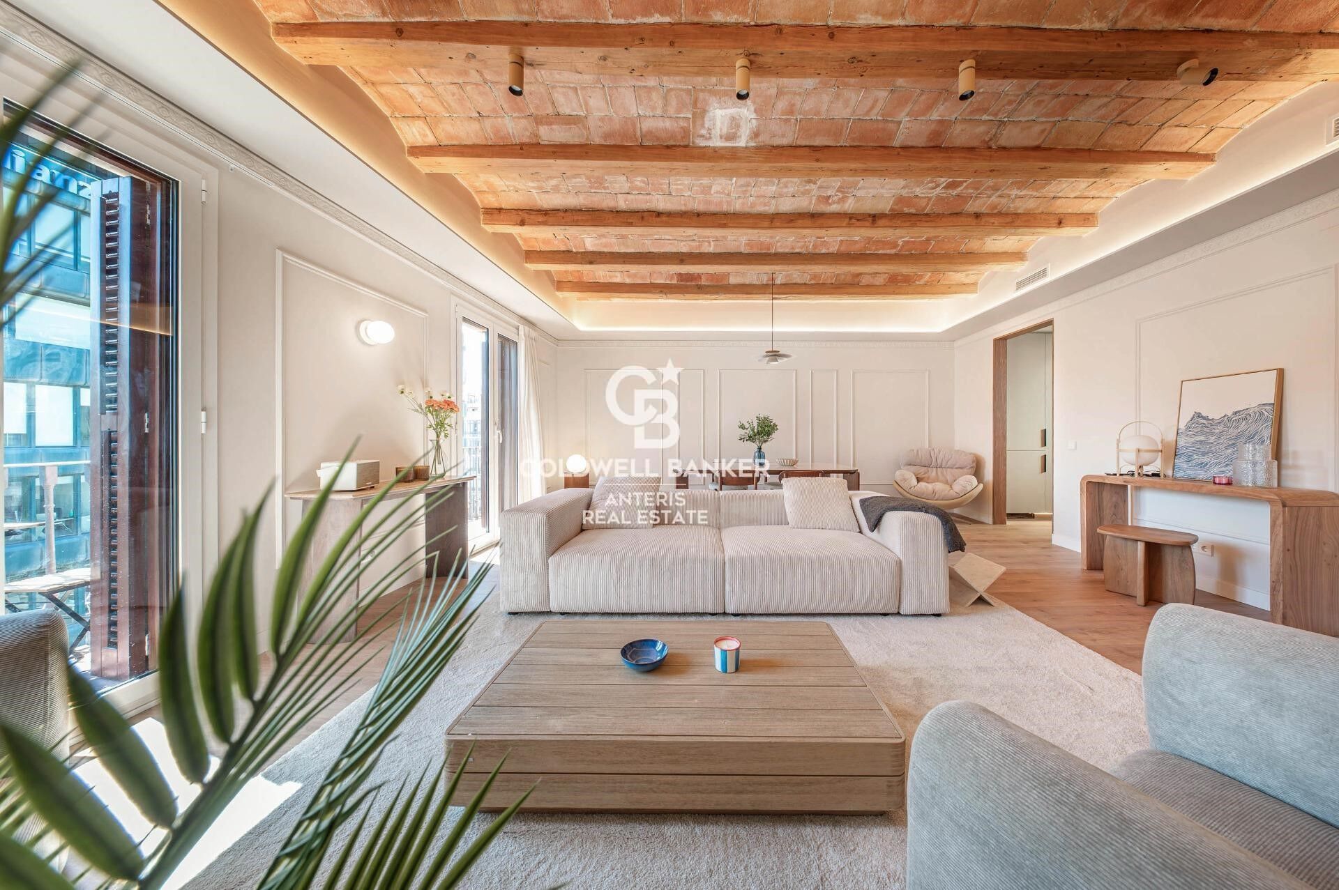Upper-floor apartment for sale on Balmes Street