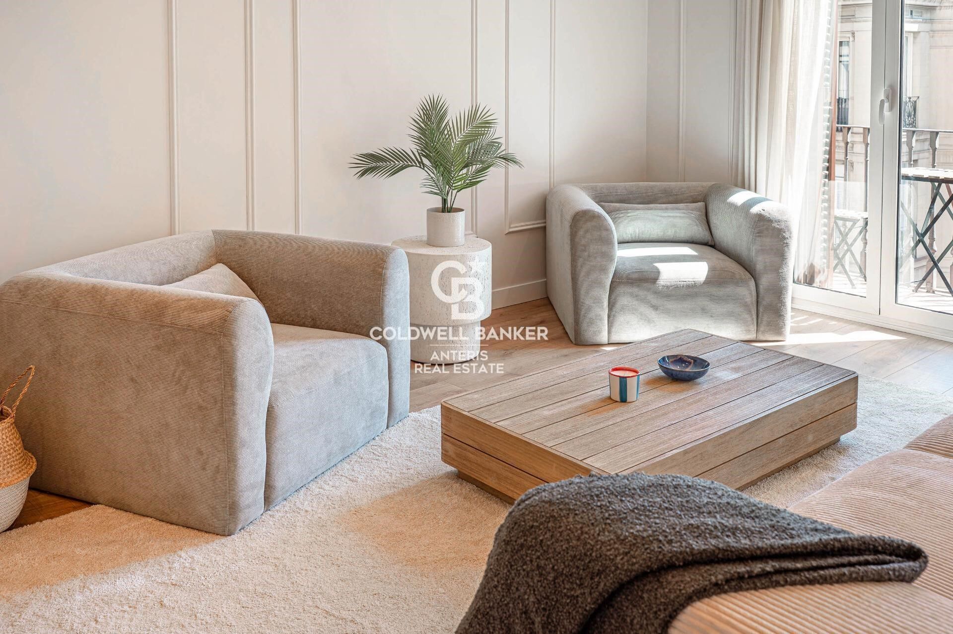 Upper-floor apartment for sale on Balmes Street