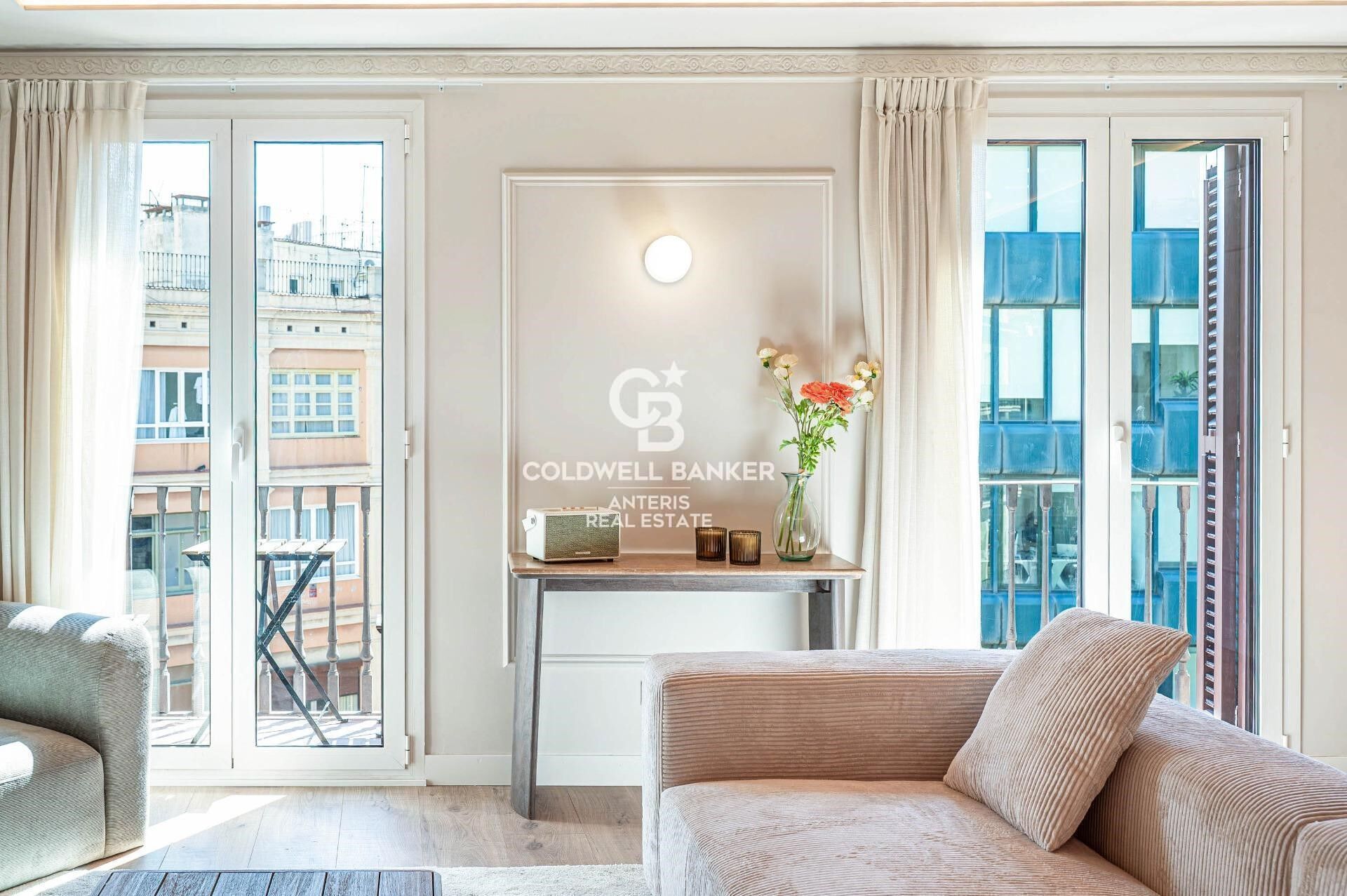 Upper-floor apartment for sale on Balmes Street