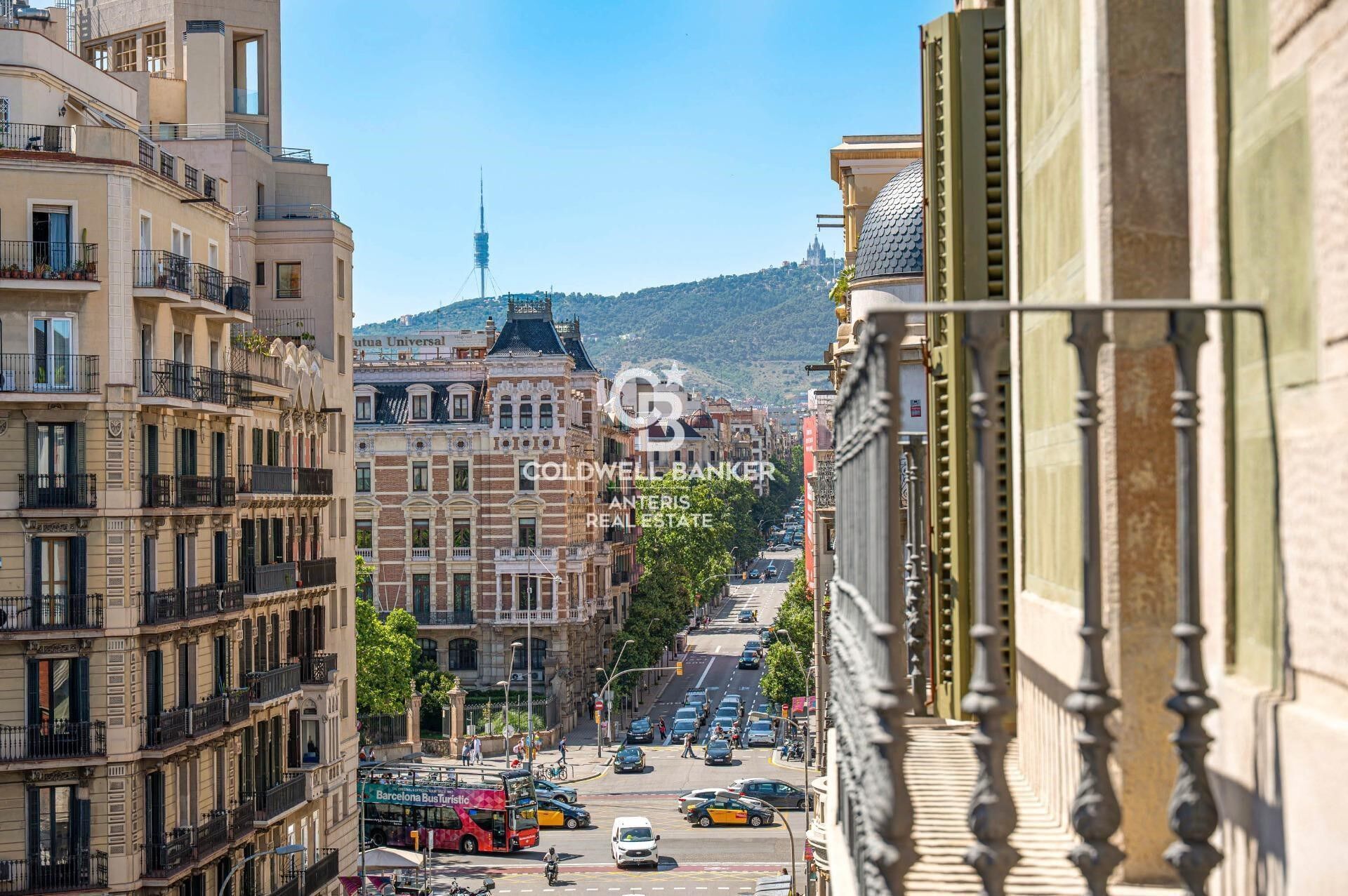 Upper-floor apartment for sale on Balmes Street