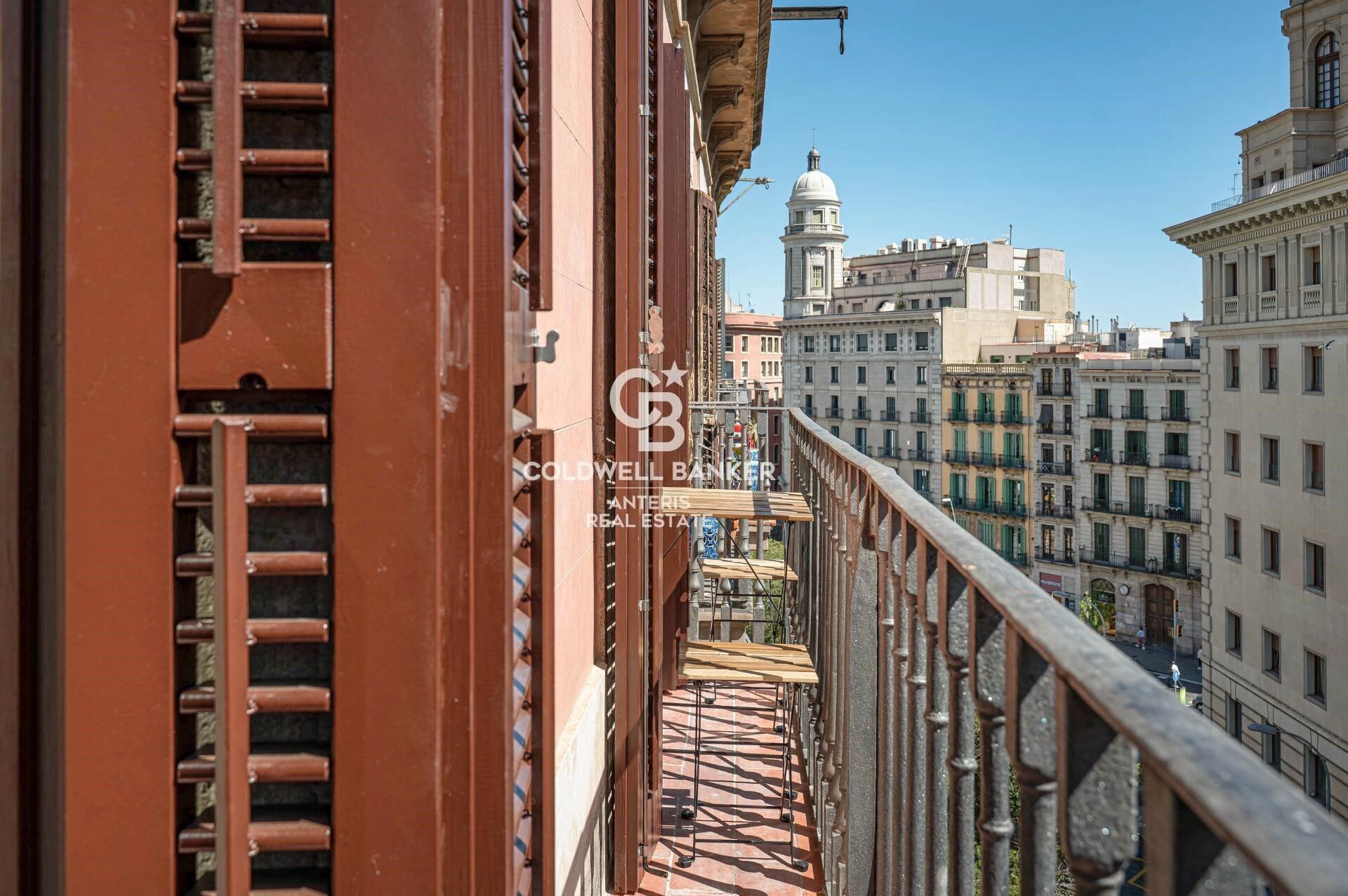 Upper-floor apartment for sale on Balmes Street