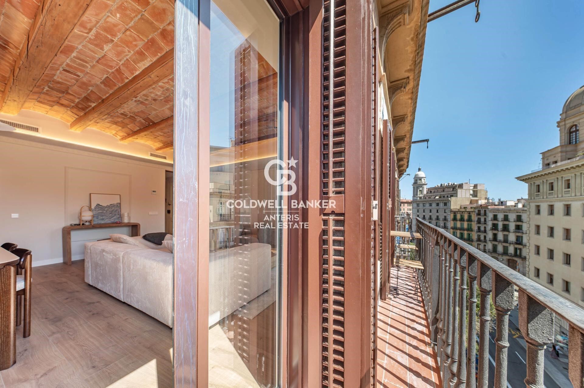 Upper-floor apartment for sale on Balmes Street