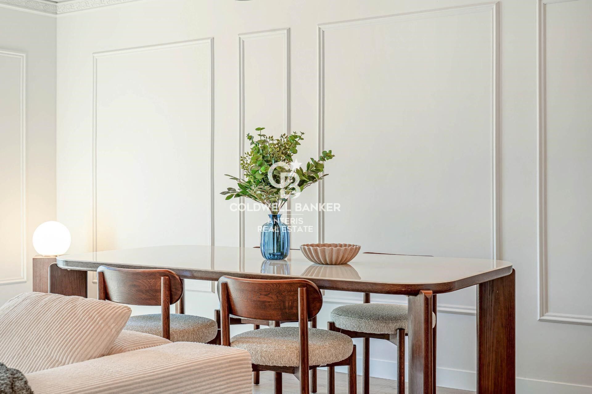Upper-floor apartment for sale on Balmes Street