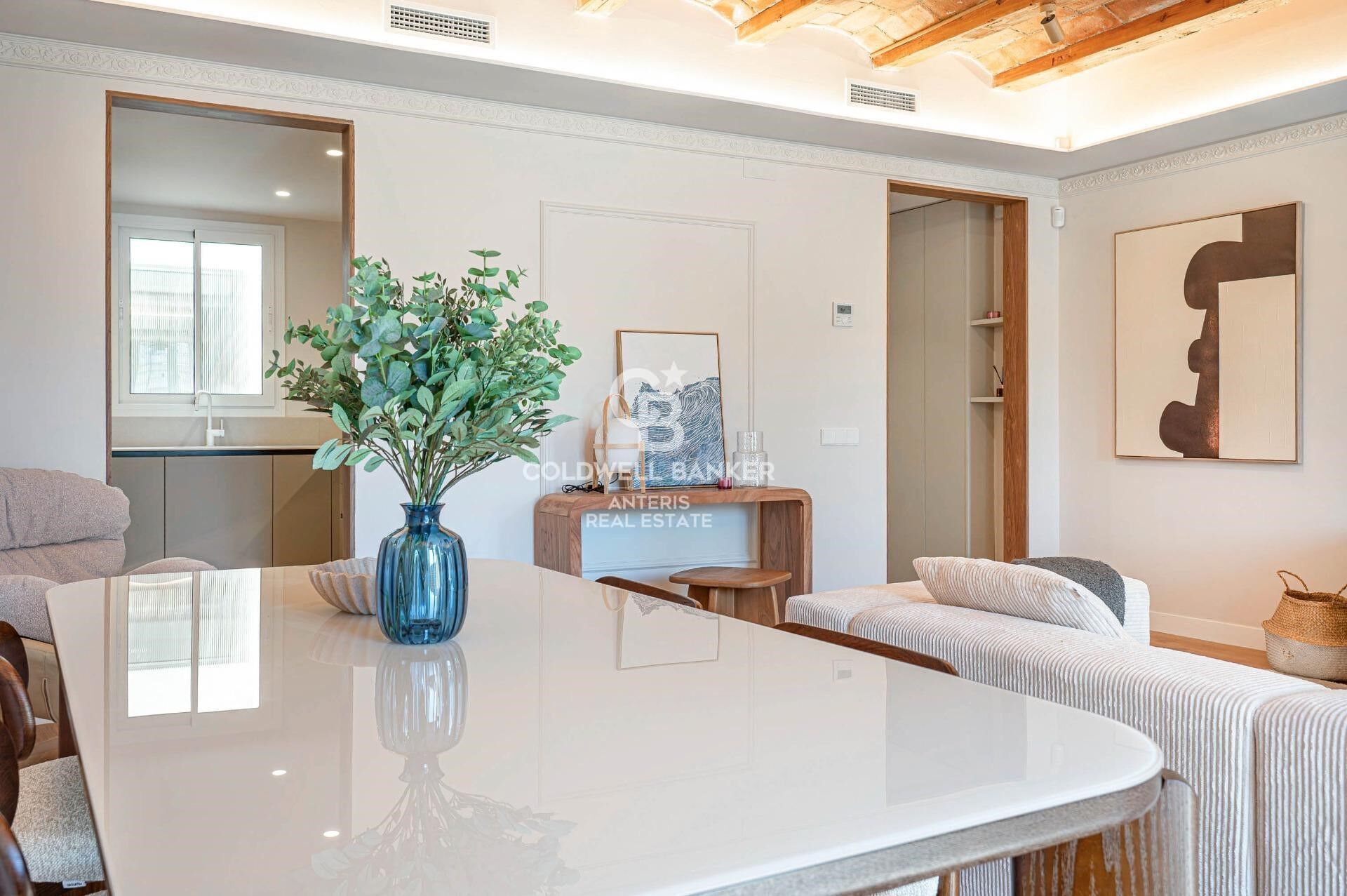 Upper-floor apartment for sale on Balmes Street