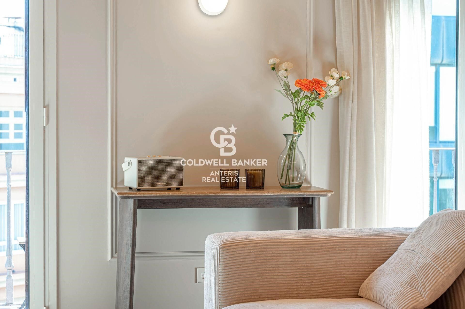 Upper-floor apartment for sale on Balmes Street