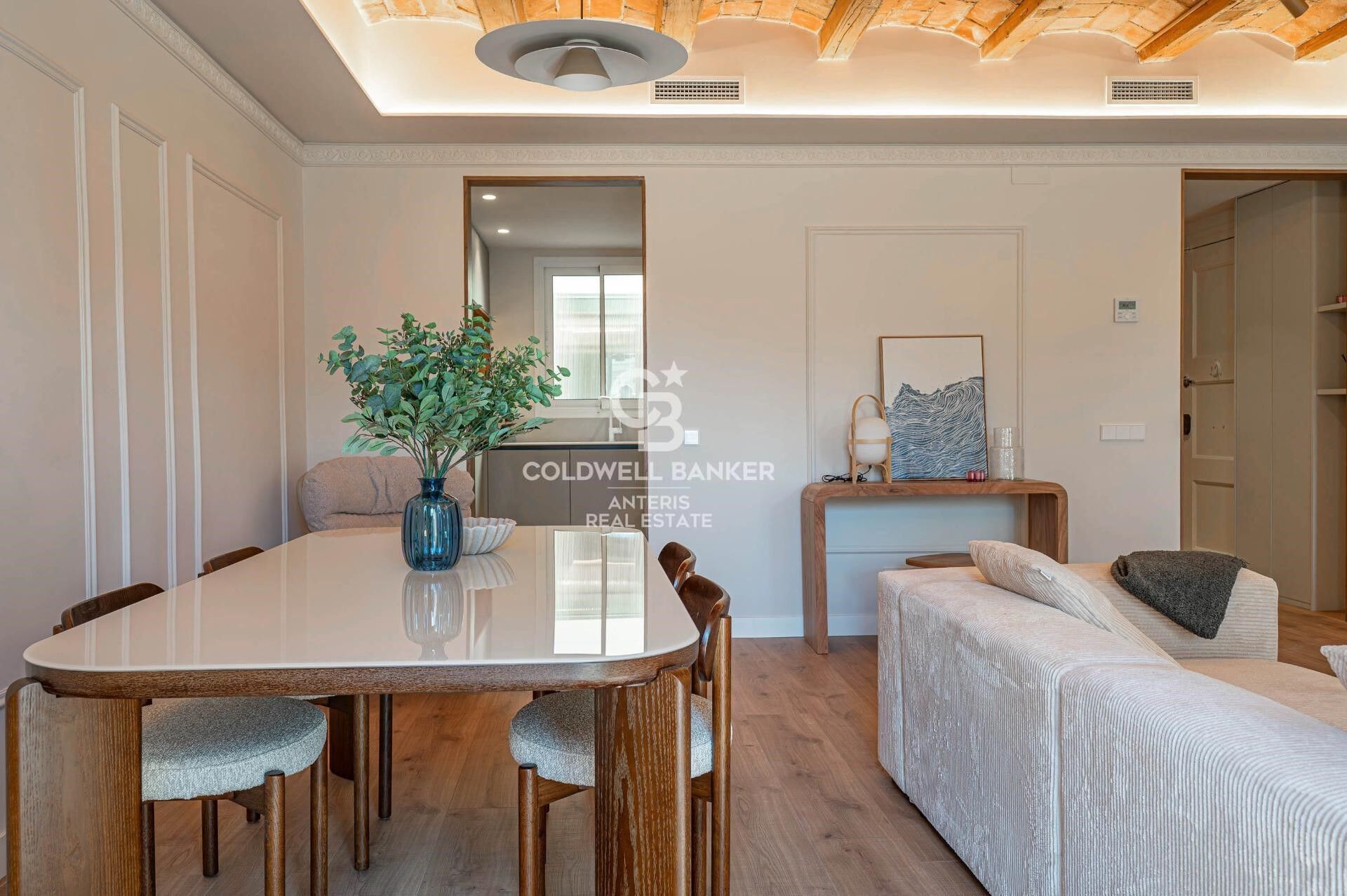 Upper-floor apartment for sale on Balmes Street