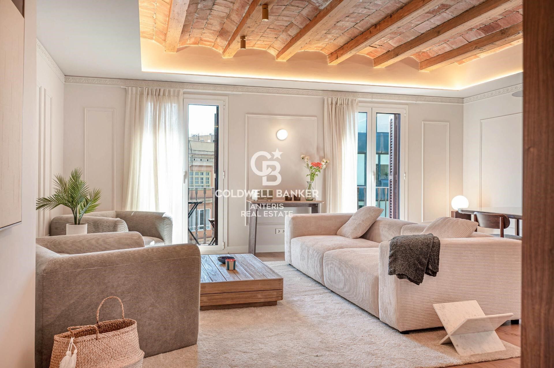 Upper-floor apartment for sale on Balmes Street