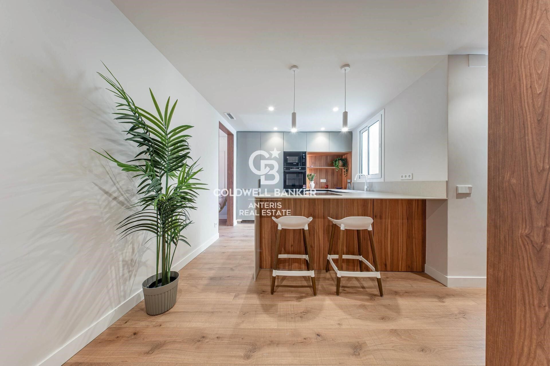 Upper-floor apartment for sale on Balmes Street