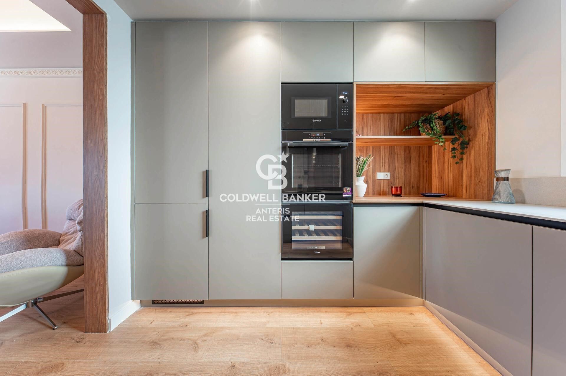 Upper-floor apartment for sale on Balmes Street