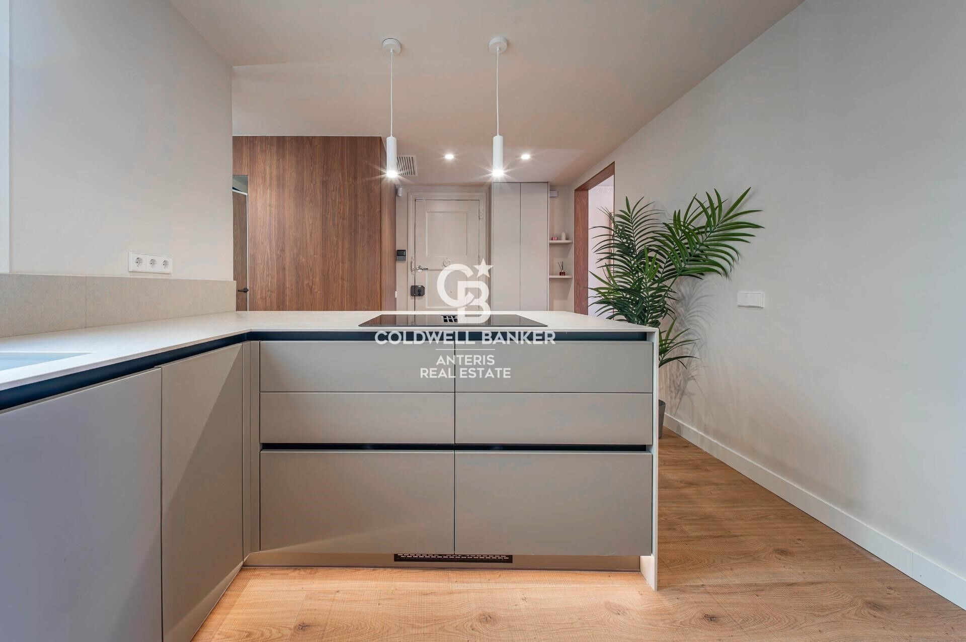 Upper-floor apartment for sale on Balmes Street