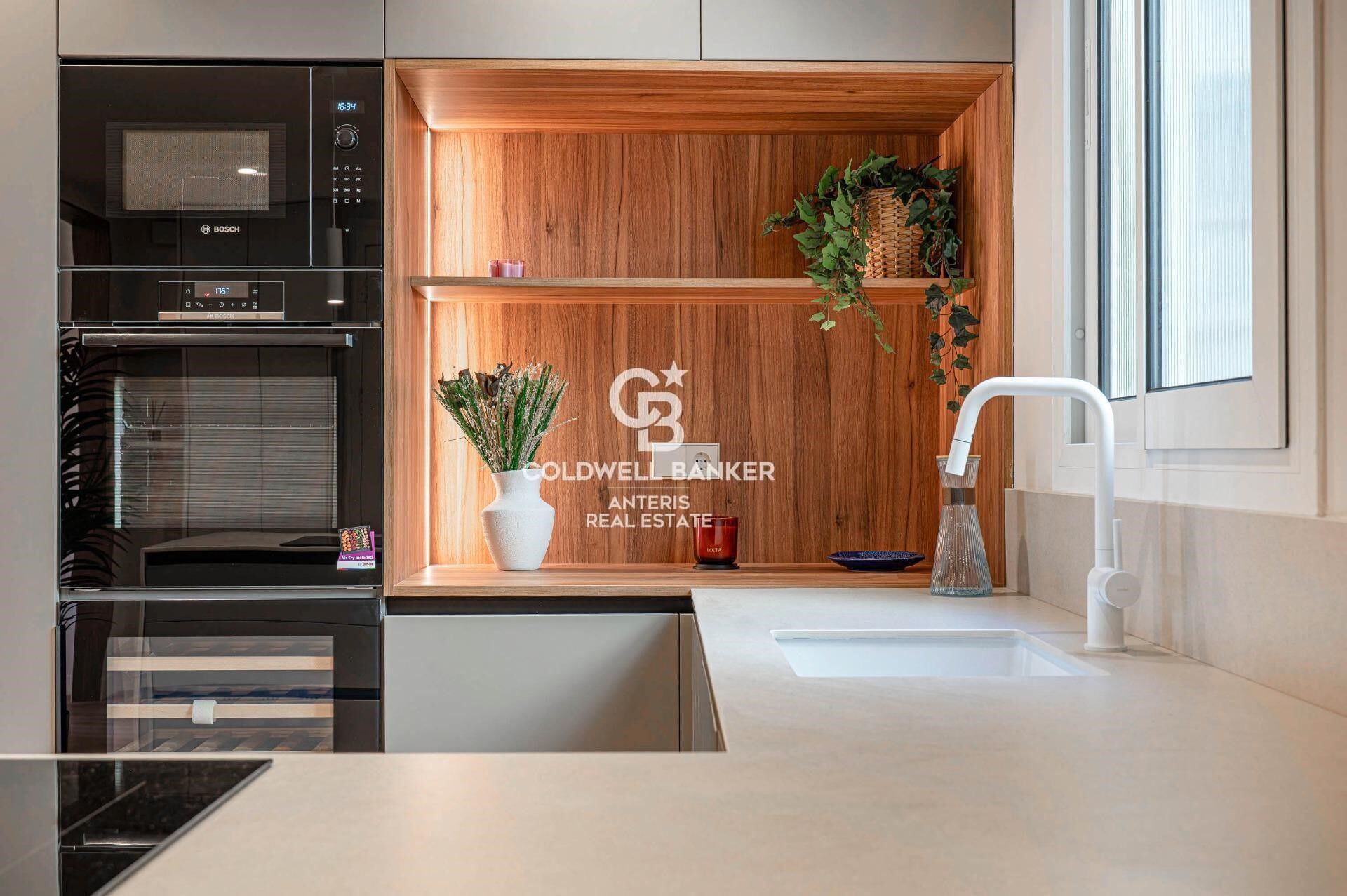 Upper-floor apartment for sale on Balmes Street