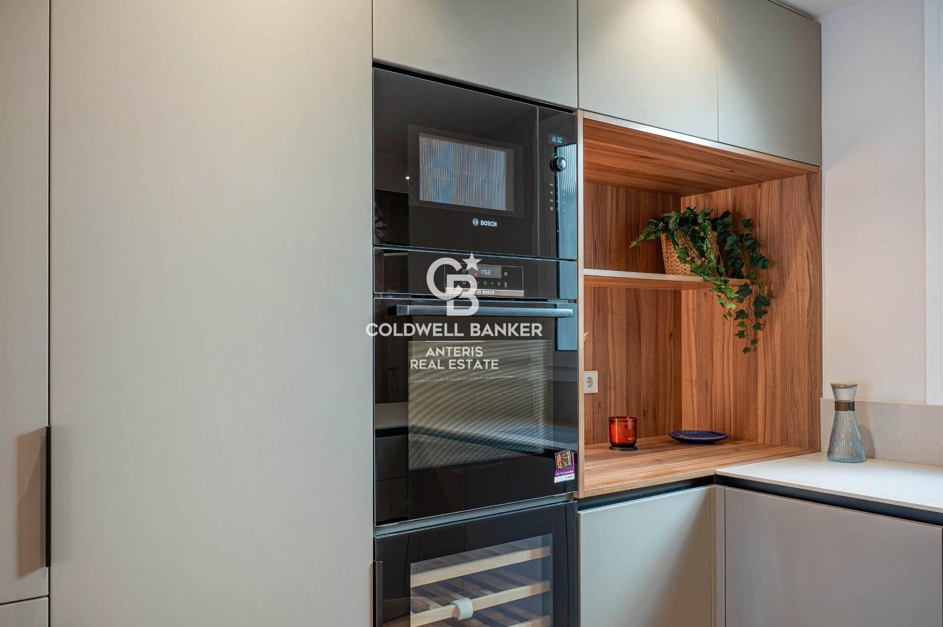 Upper-floor apartment for sale on Balmes Street