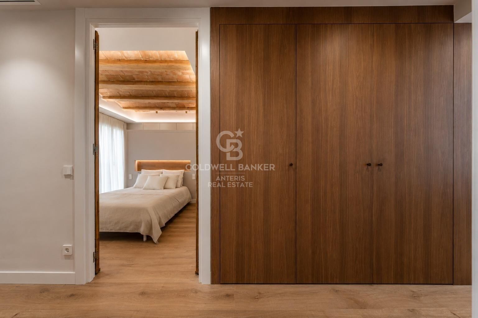 Upper-floor apartment for sale on Balmes Street