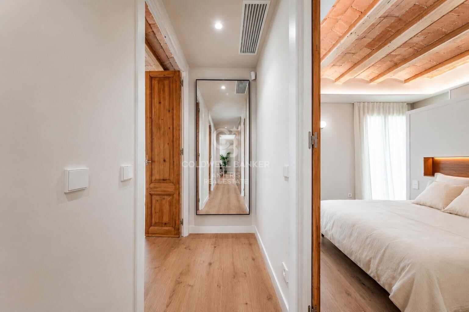 Upper-floor apartment for sale on Balmes Street