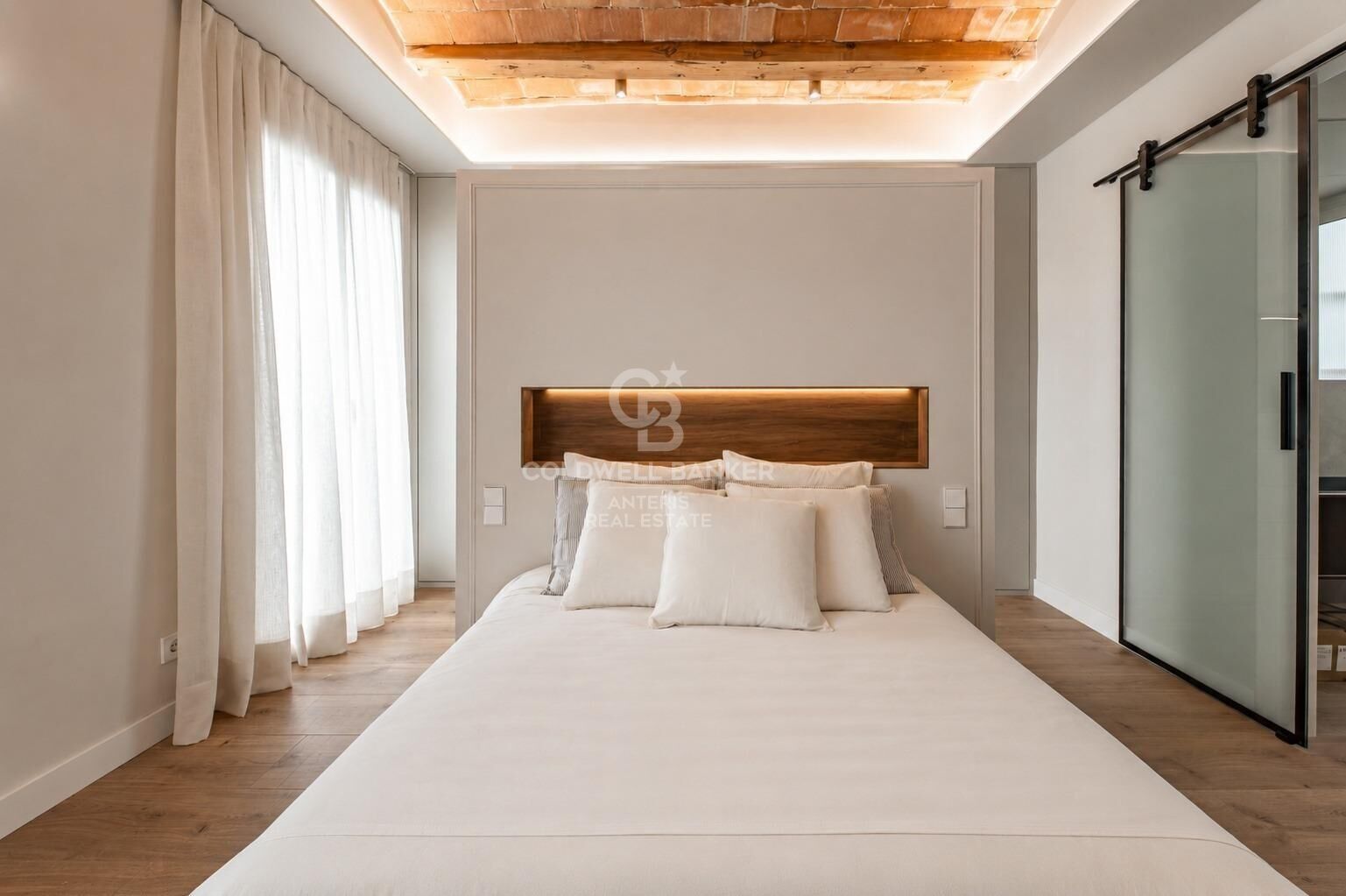 Upper-floor apartment for sale on Balmes Street