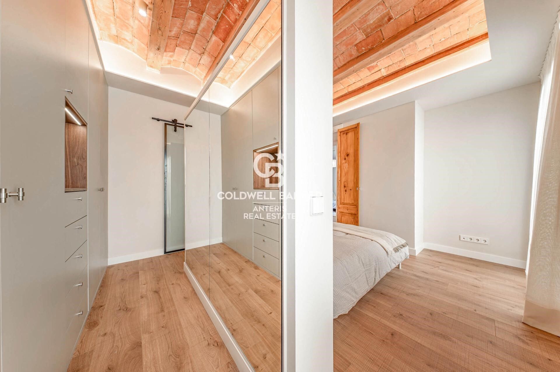 Upper-floor apartment for sale on Balmes Street