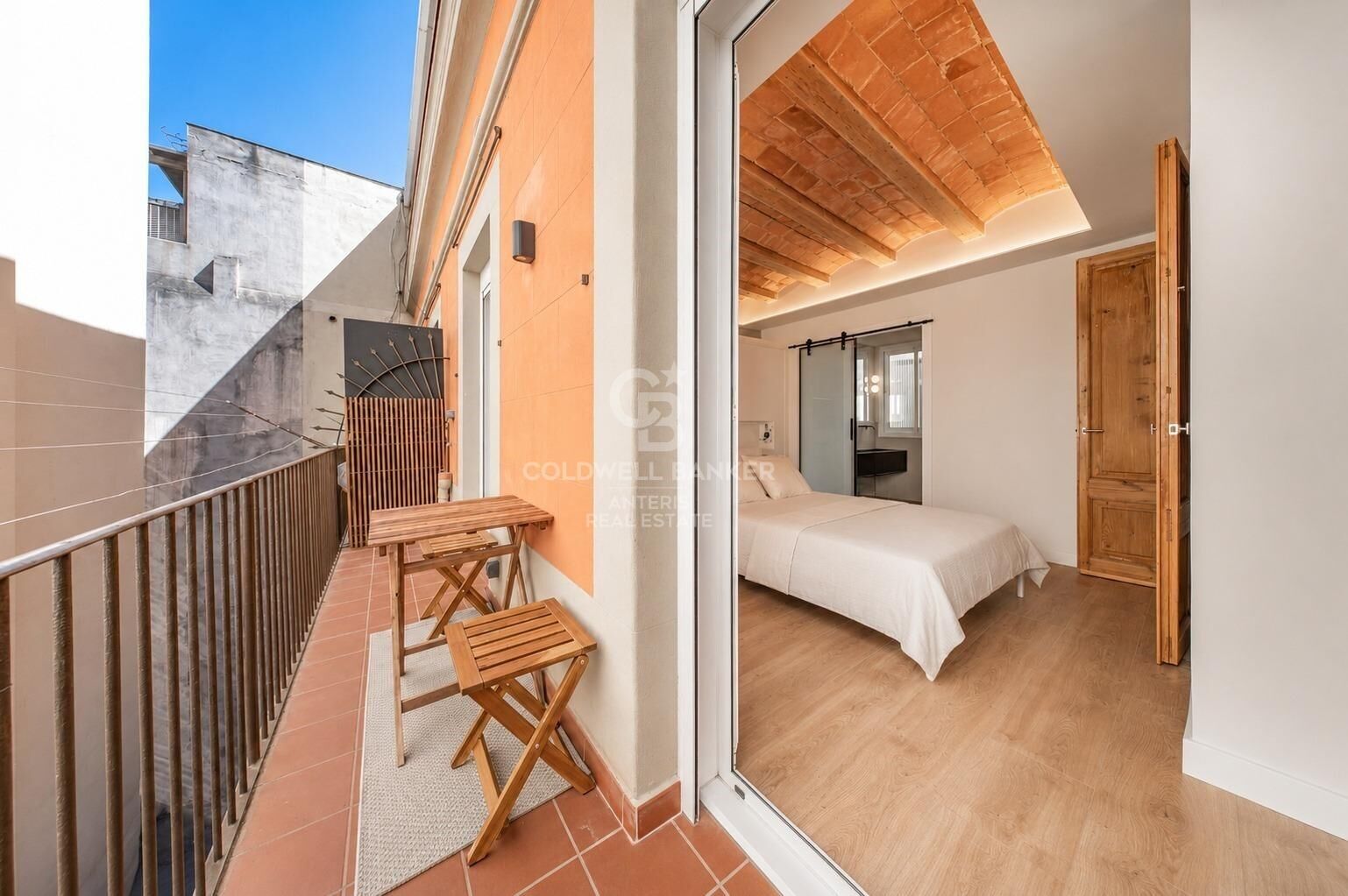 Upper-floor apartment for sale on Balmes Street