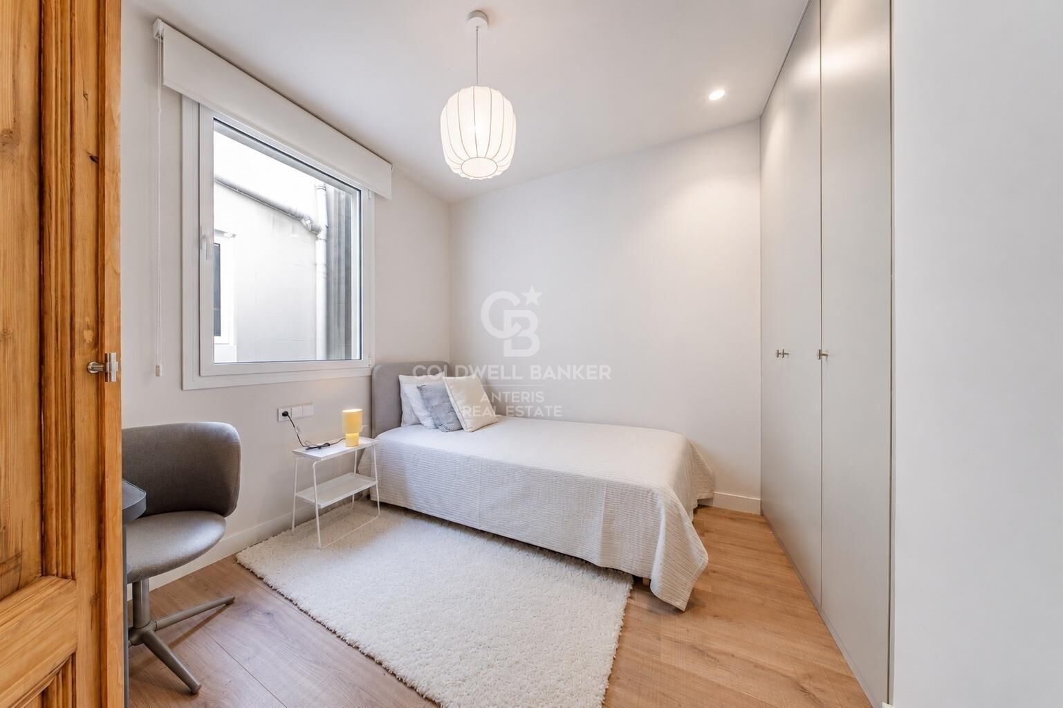 Upper-floor apartment for sale on Balmes Street