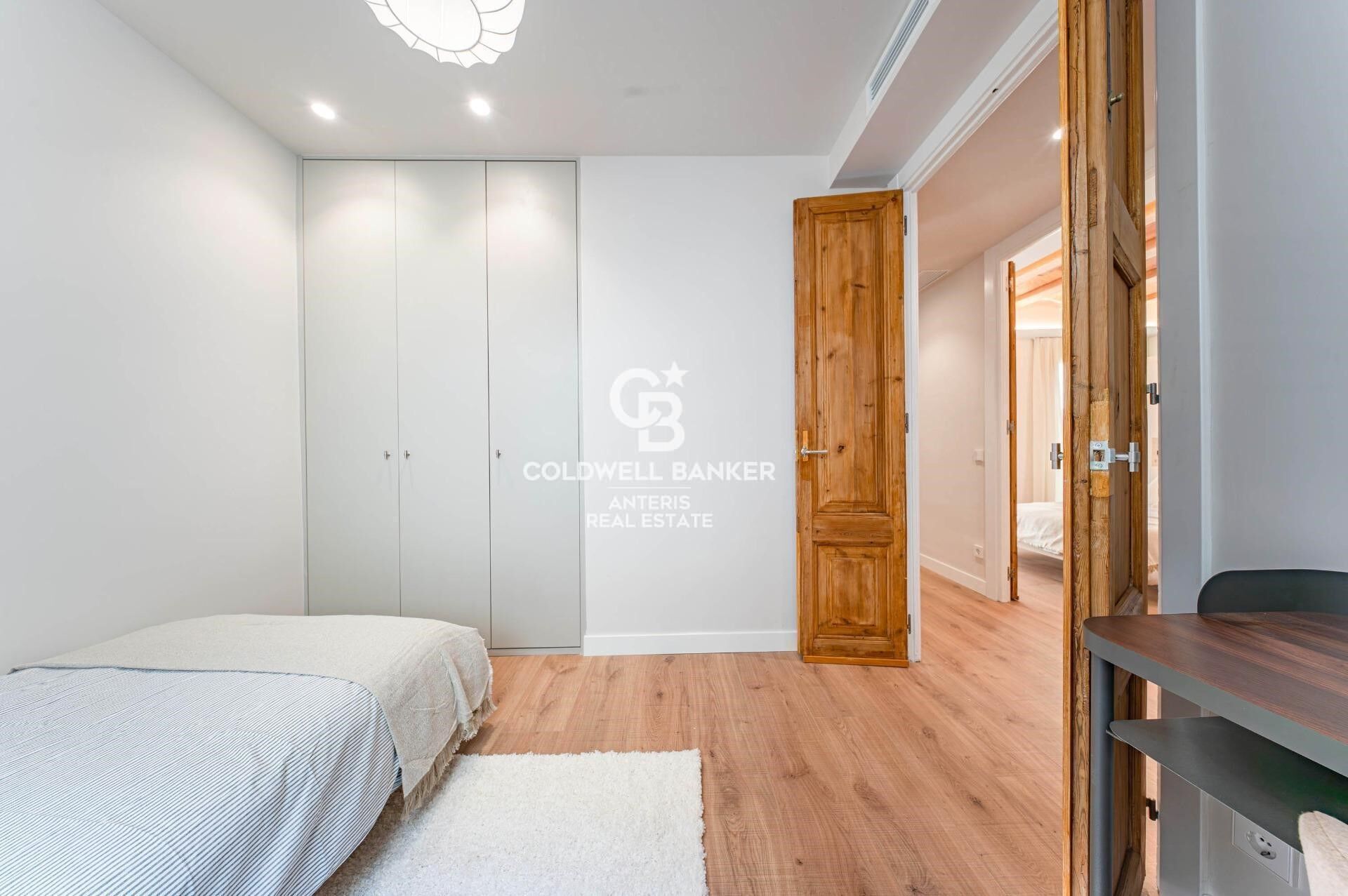 Upper-floor apartment for sale on Balmes Street