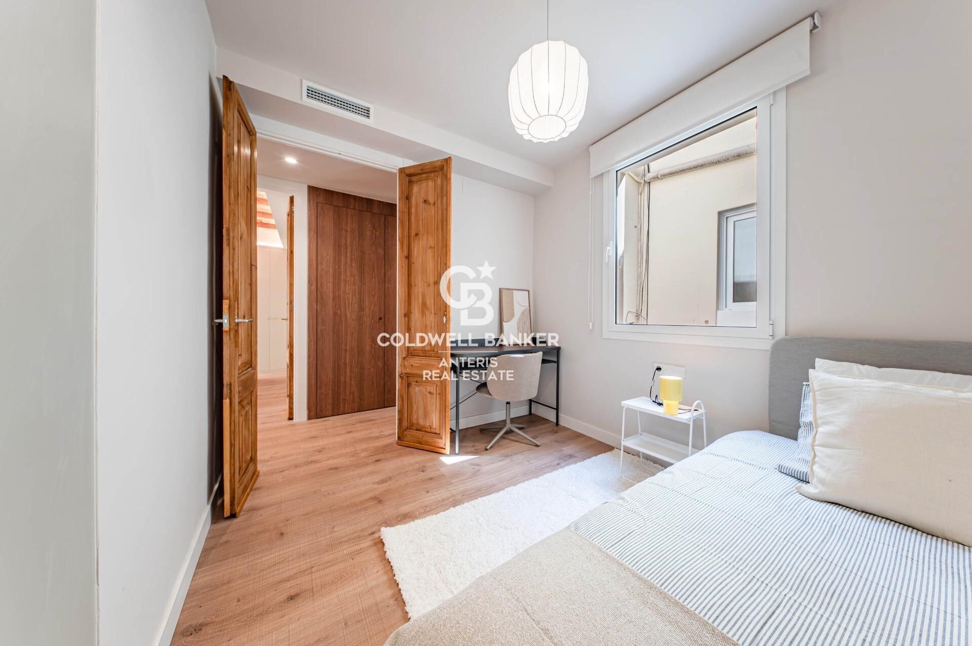 Upper-floor apartment for sale on Balmes Street